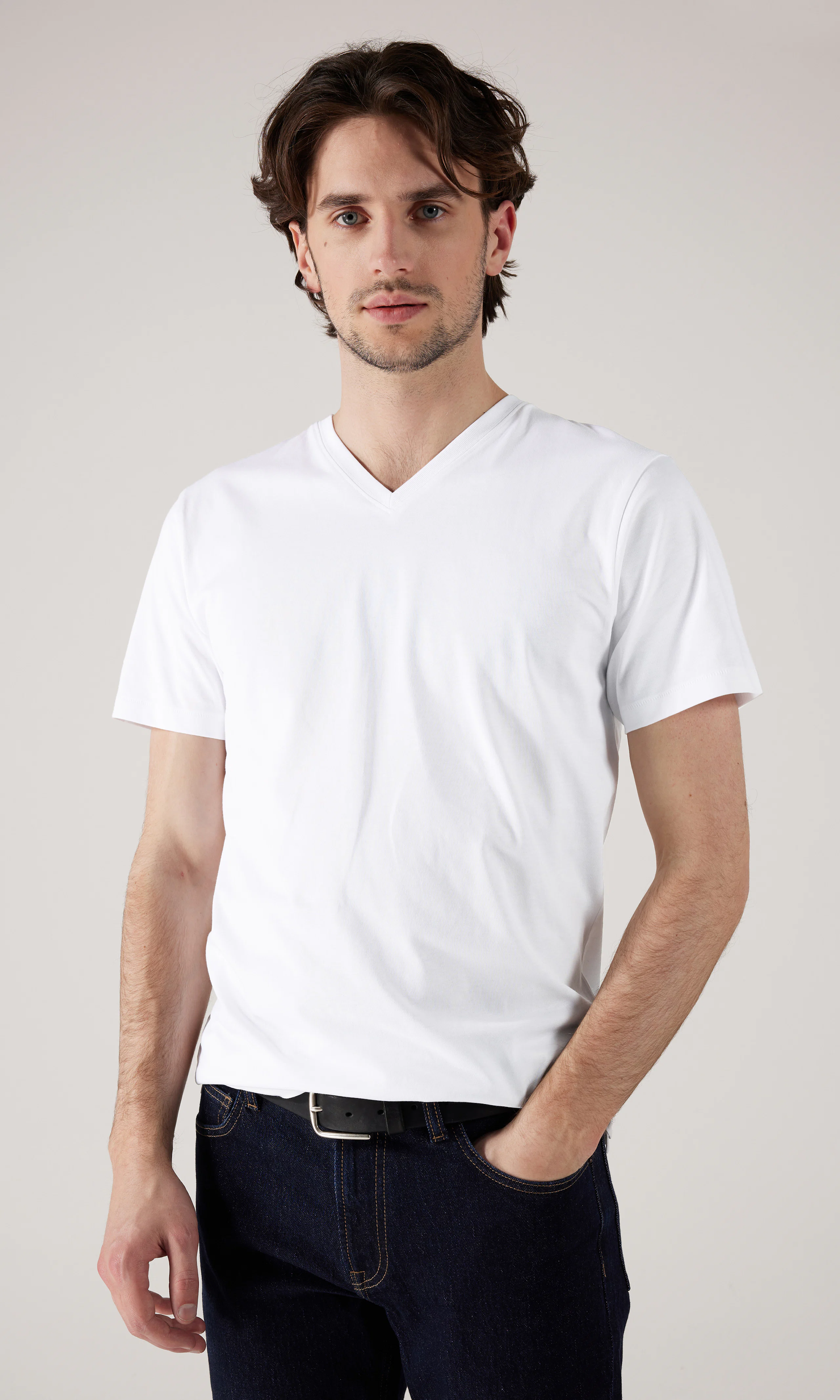 Falcon V-Neck Regular T-Skjorte. Front. Model.