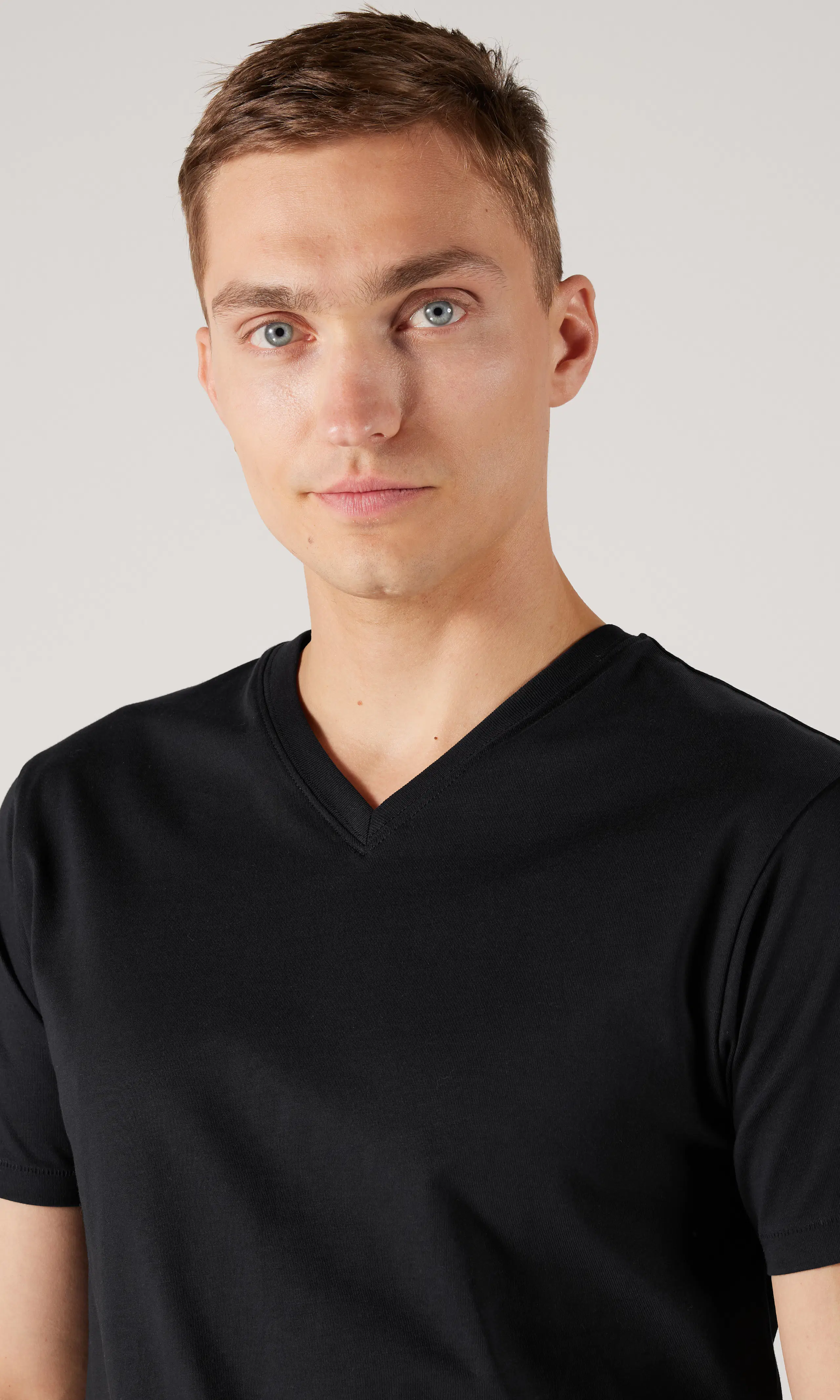 Falcon V-Neck Regular T-Paita. Detail 1. Model.