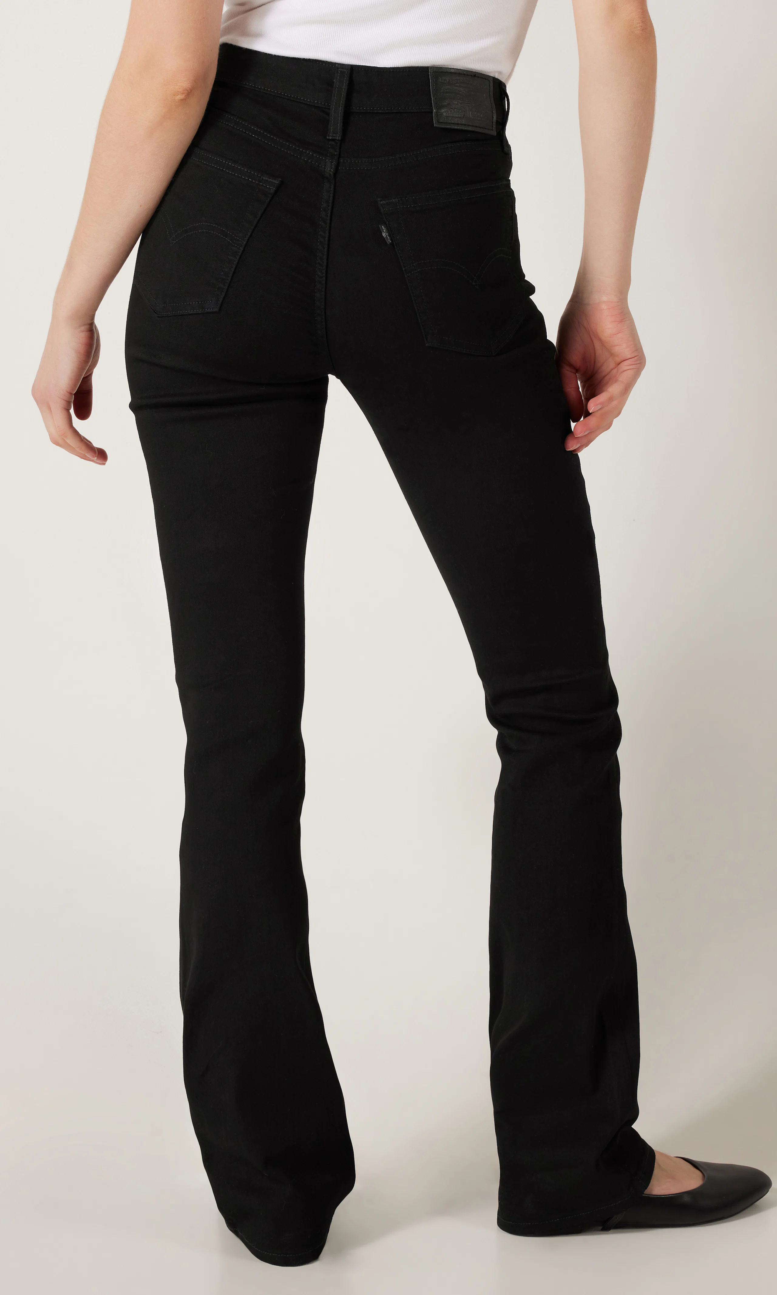 725™ High Rise Bootcut Svarta Jeans. Back. Model.
