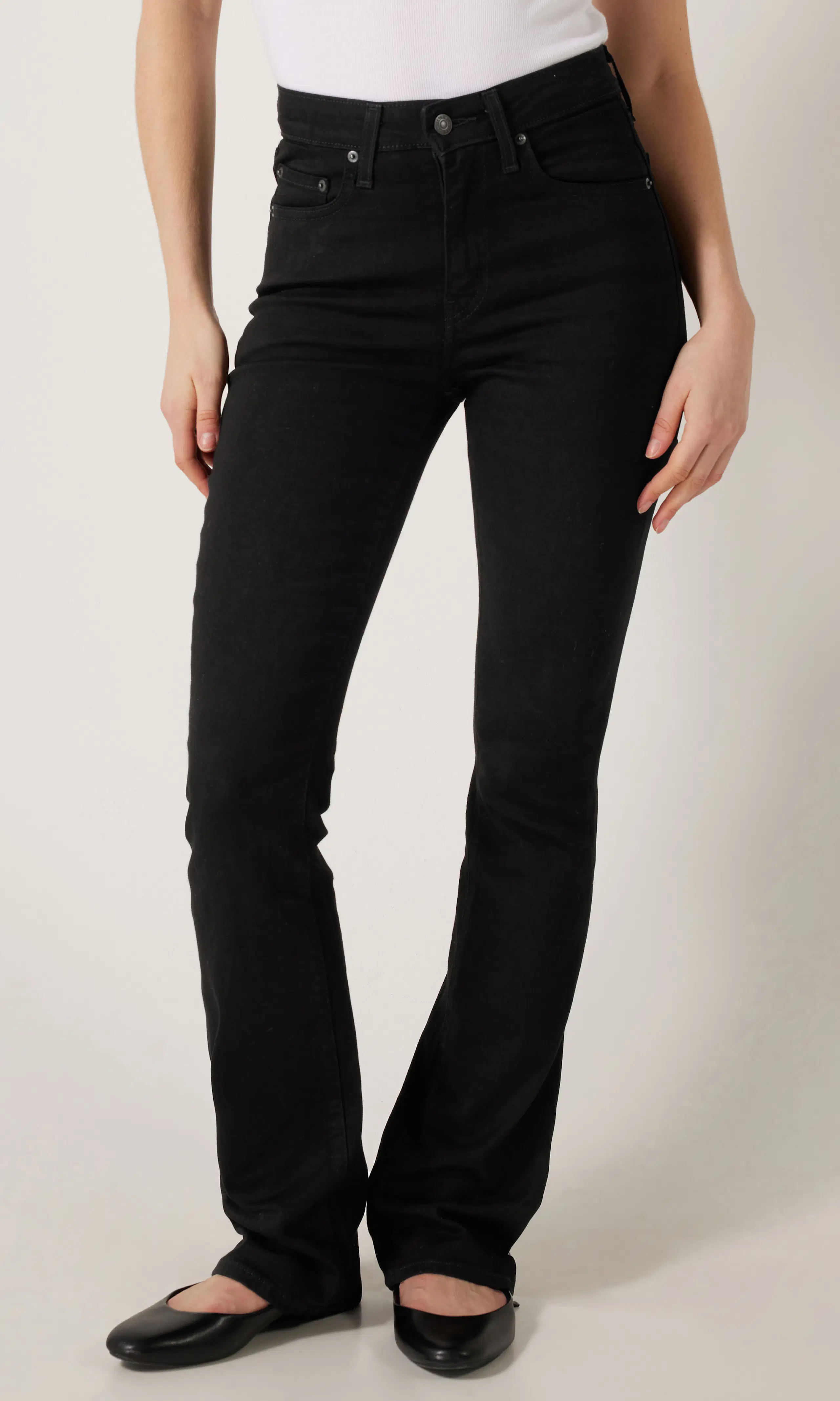 725™ High Rise Bootcut Svarta Jeans. Front. Model.