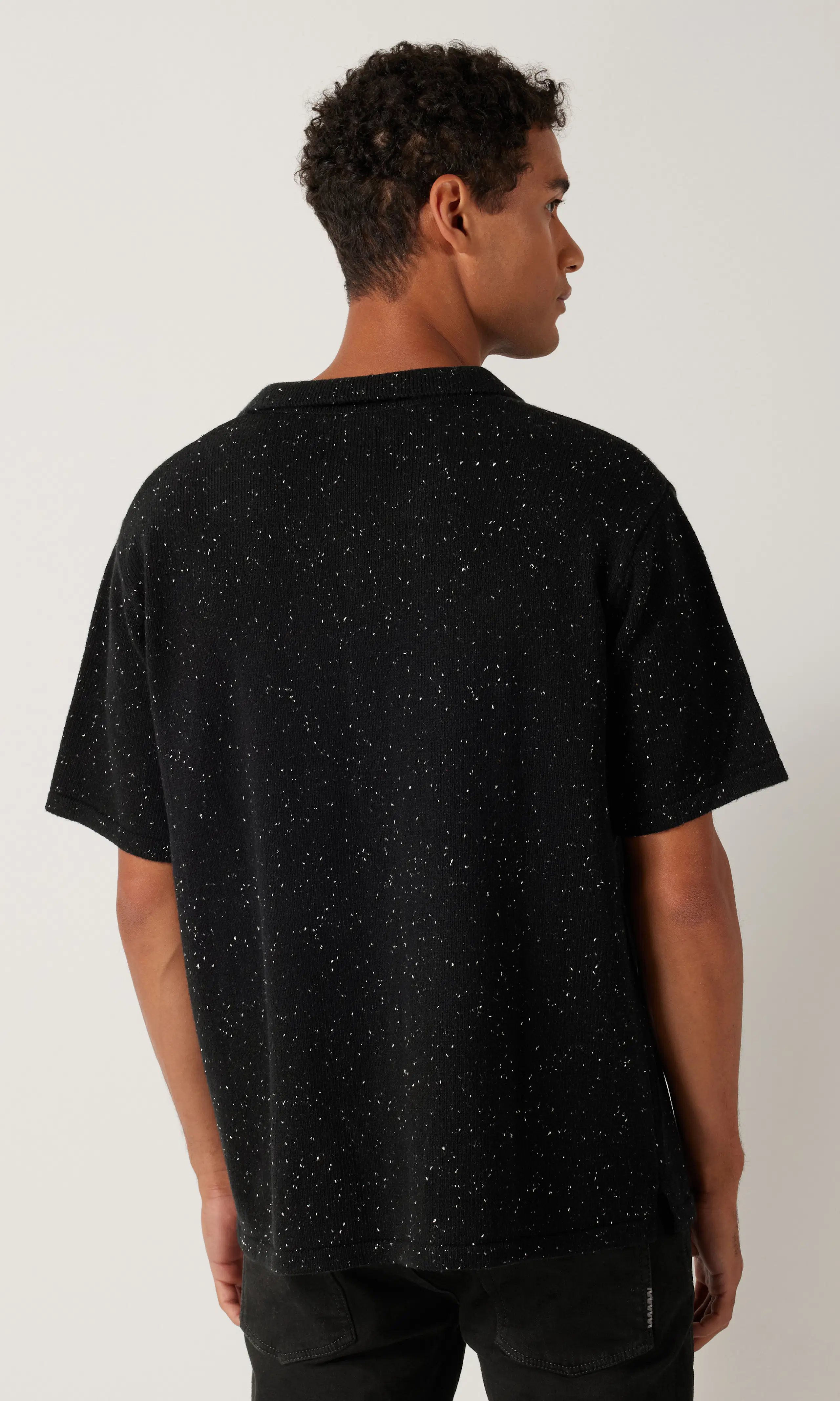 Cave Fleck Musta Paita. Back. Model.