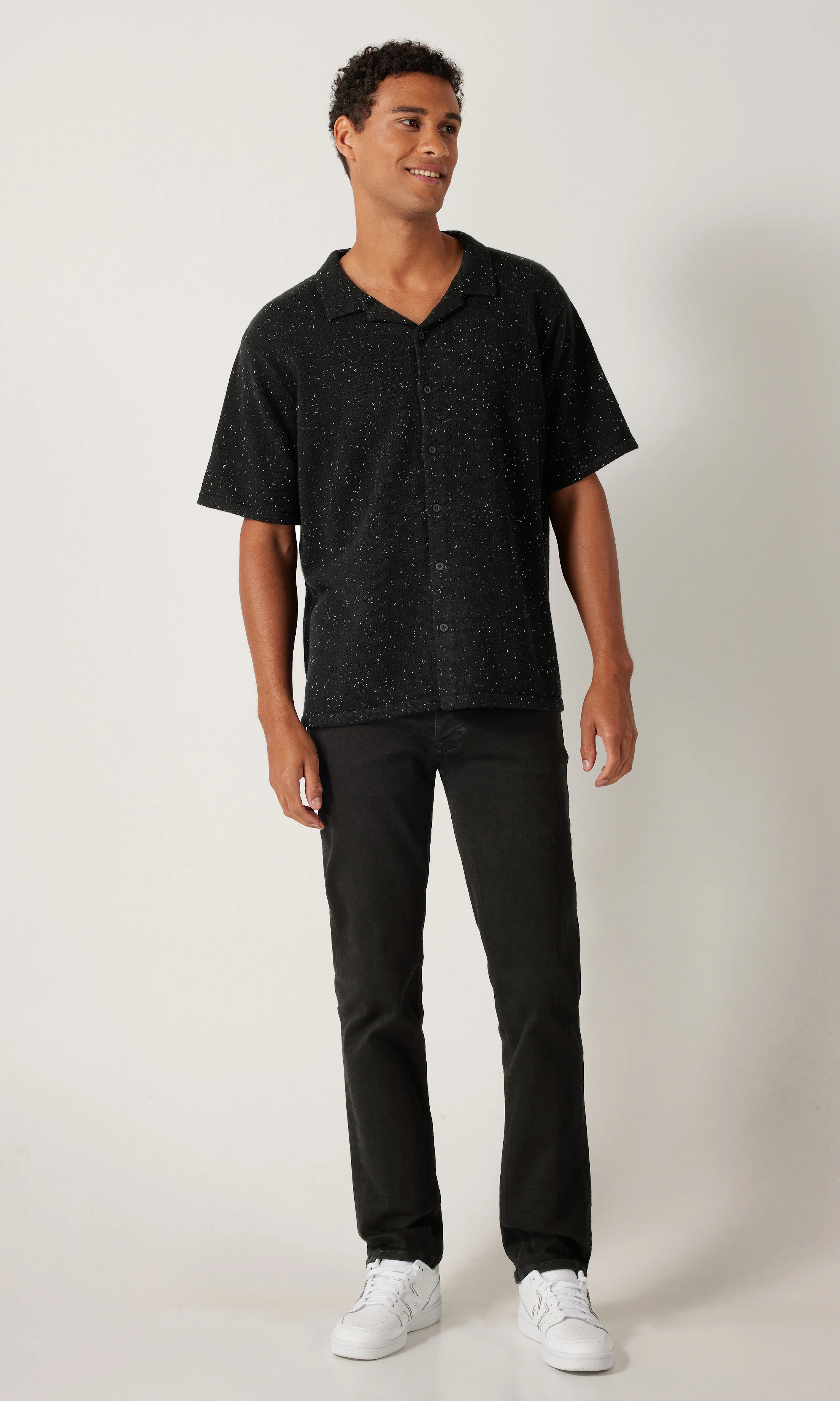Cave Fleck Musta Paita. Front 1. Model.