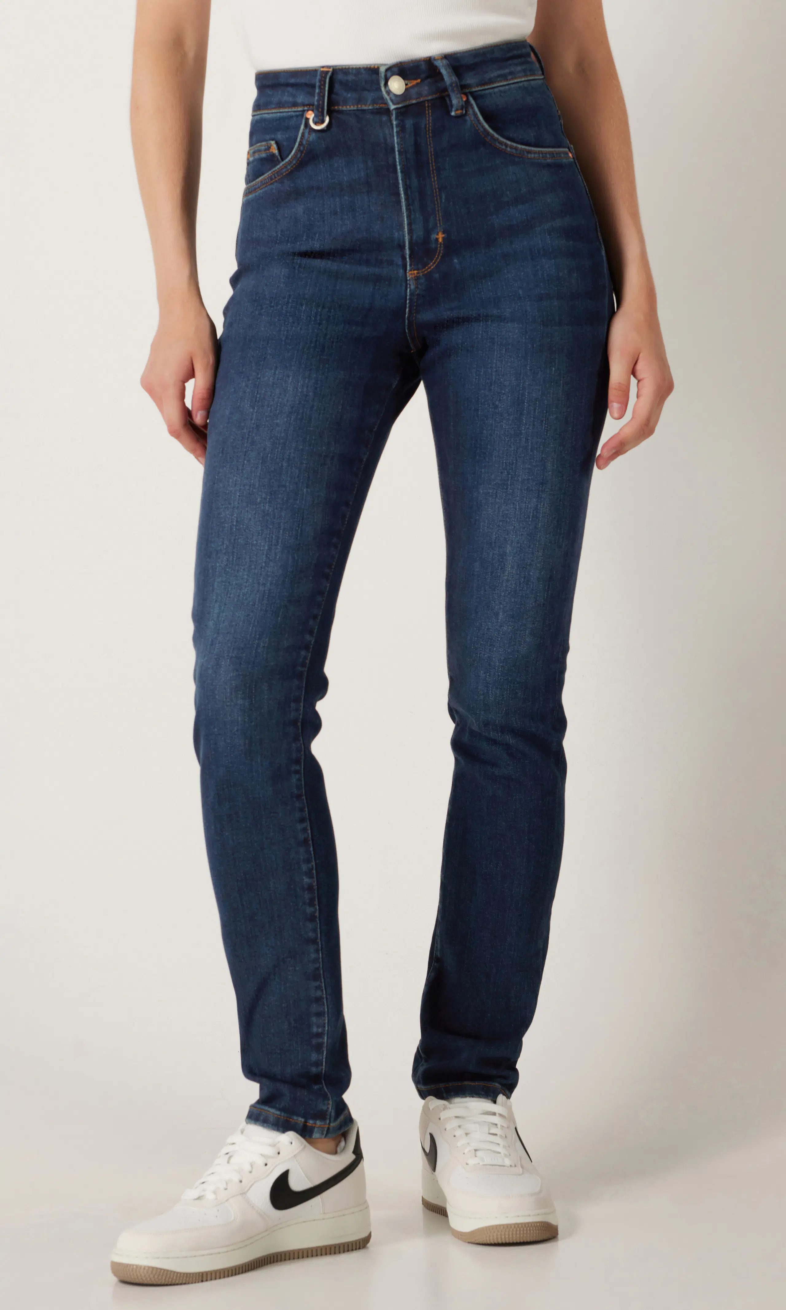 Lola Mom Mörkblå Jeans. Front. Model.
