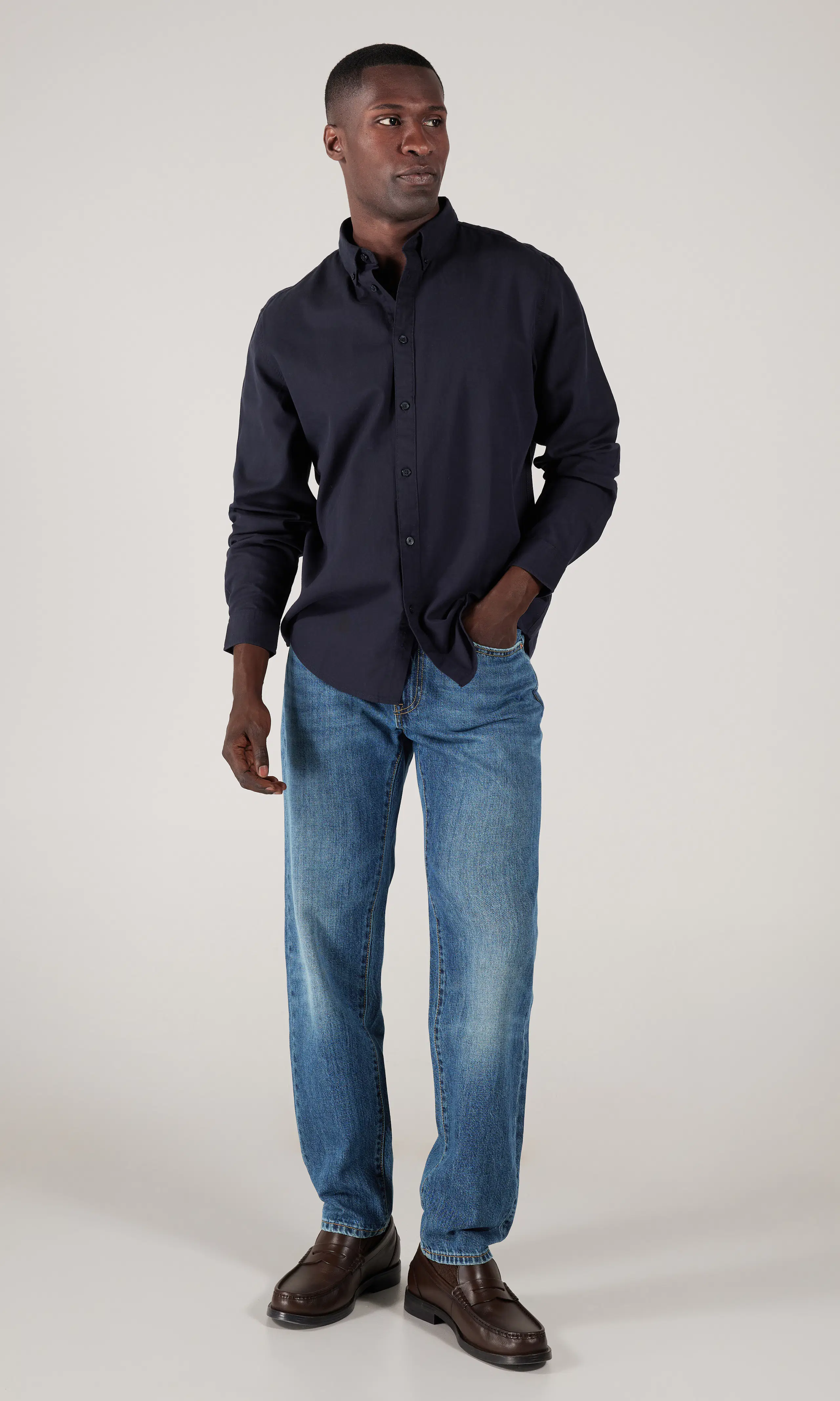 Tapered Jeans. Front 1. Model.