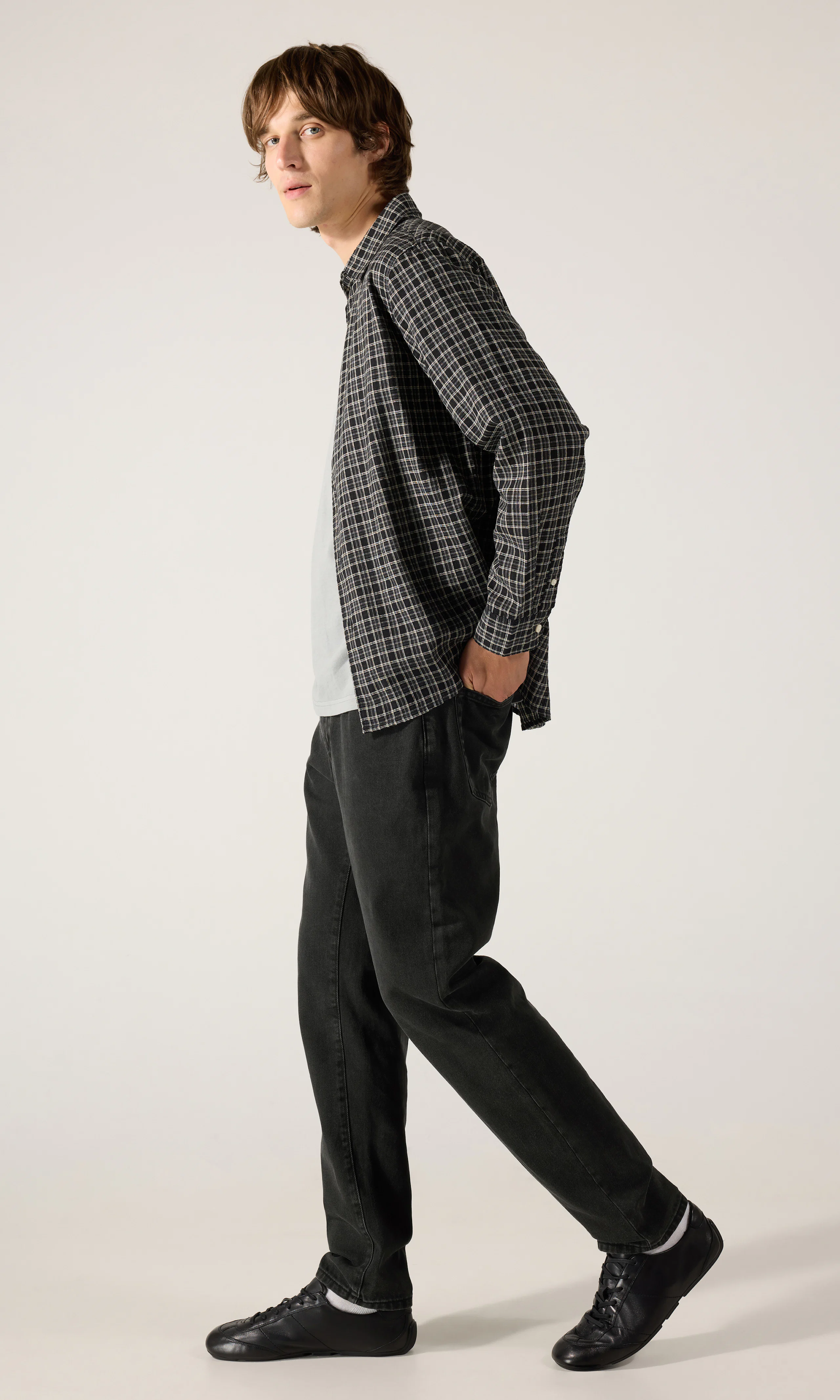 Tapered Jeans. Front 1. Model.