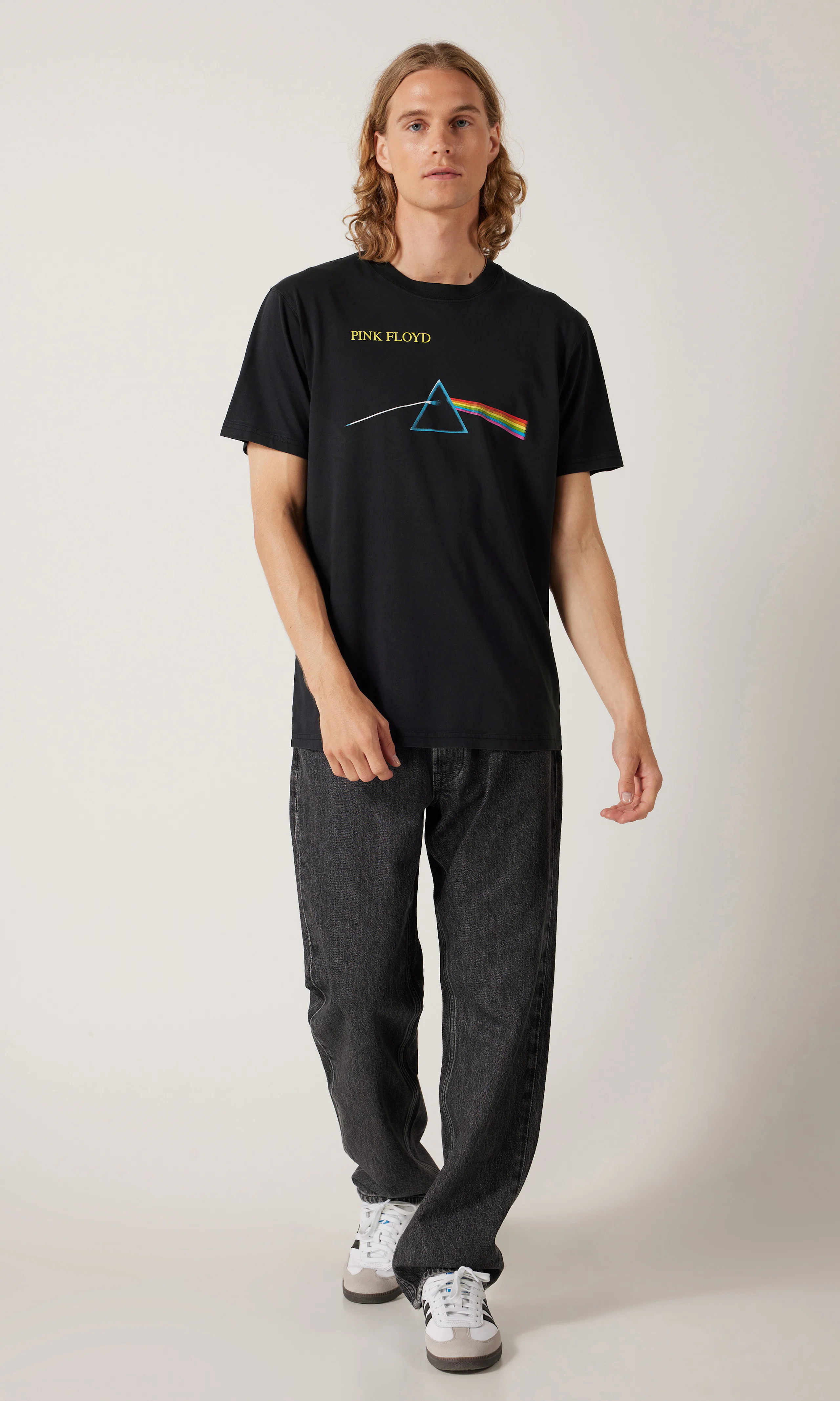 Pink Floyd Musta T-Paita. Front 2. Model.