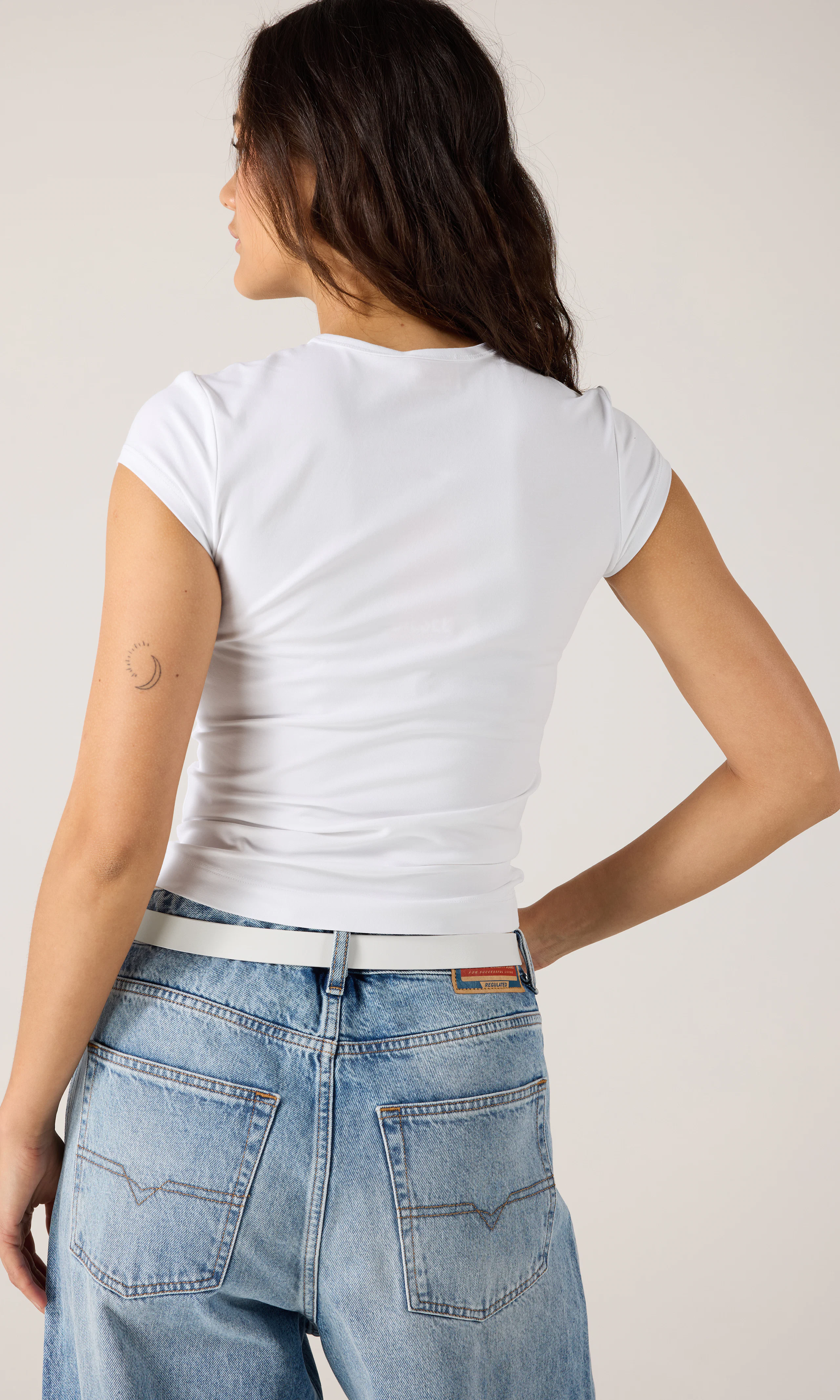 T-Angie Vit T-Shirt. Back. Model.