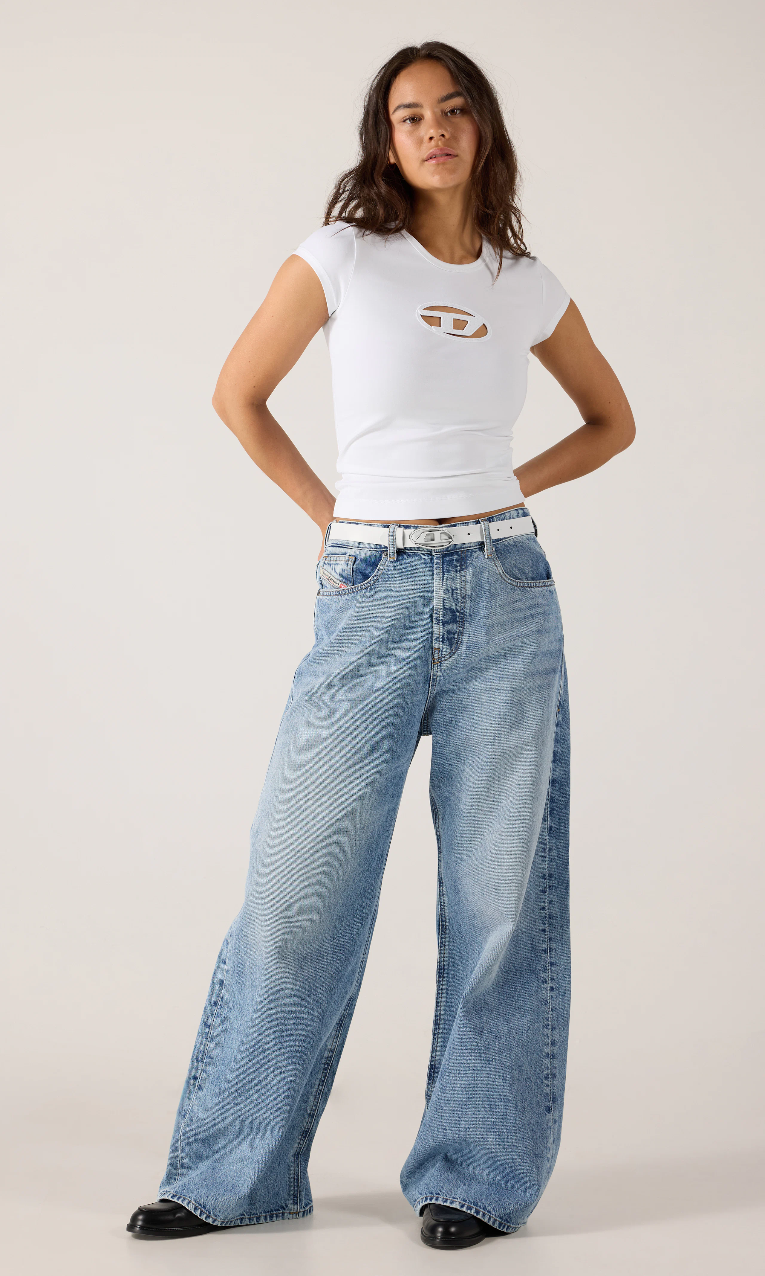 T-Angie Vit T-Shirt. Front 1. Model.