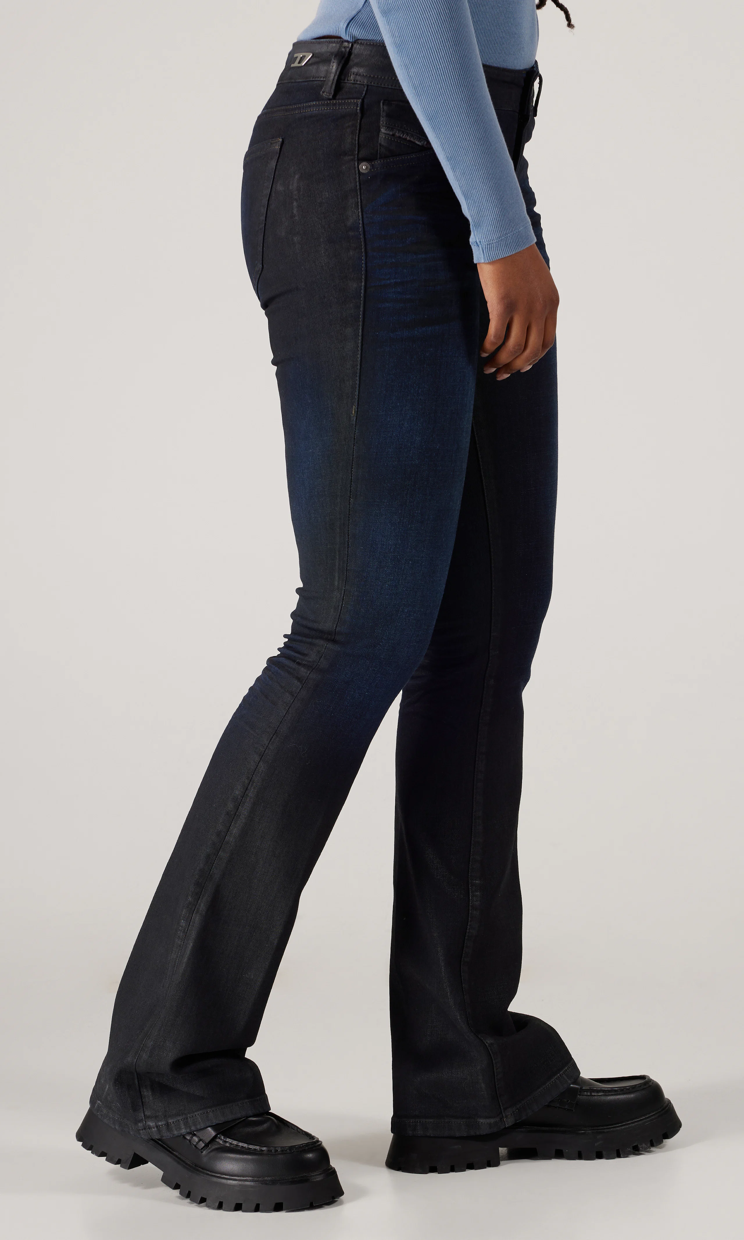 1969 D-Ebbey Mørk Blå Jeans. Front 2. Model.