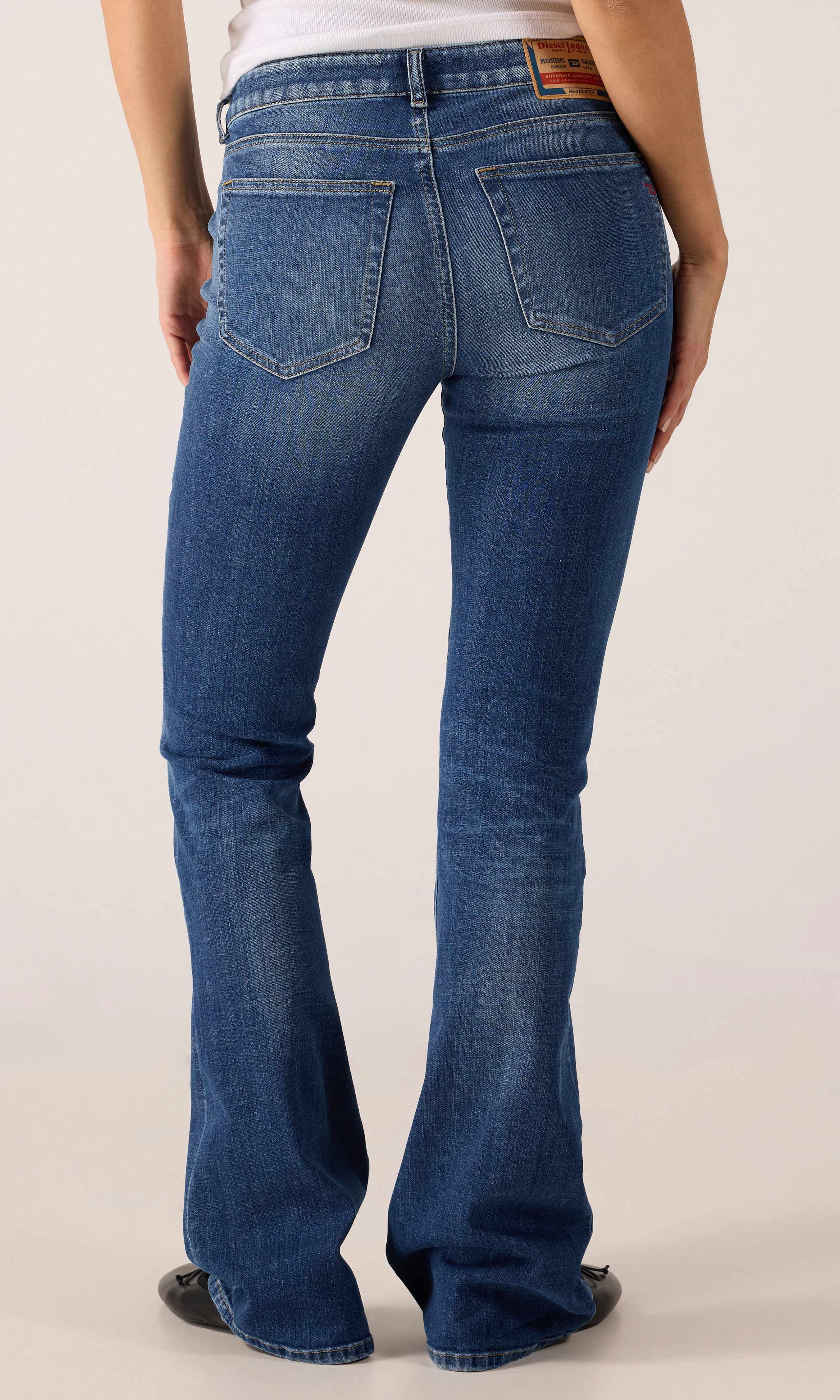 1969 D-Ebbey Medium Blå Jeans. Back. Model.