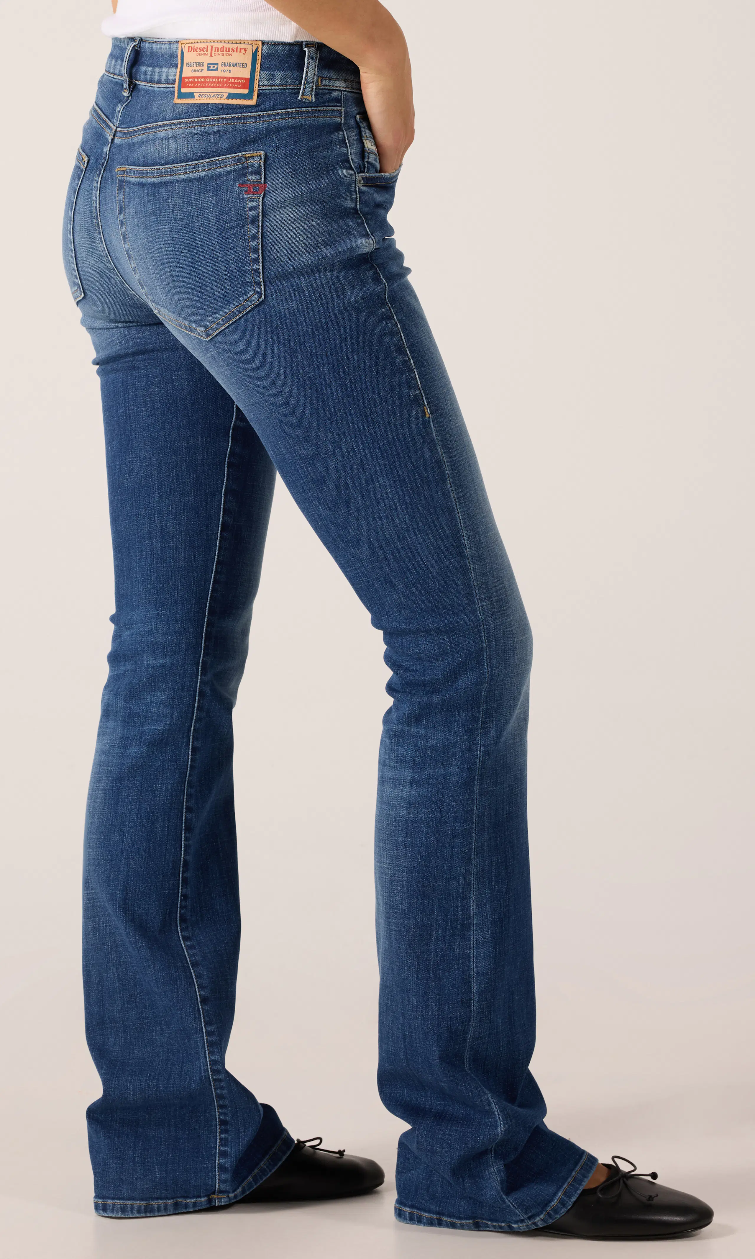 1969 D-Ebbey Medium Blå Jeans. Front 2. Model.