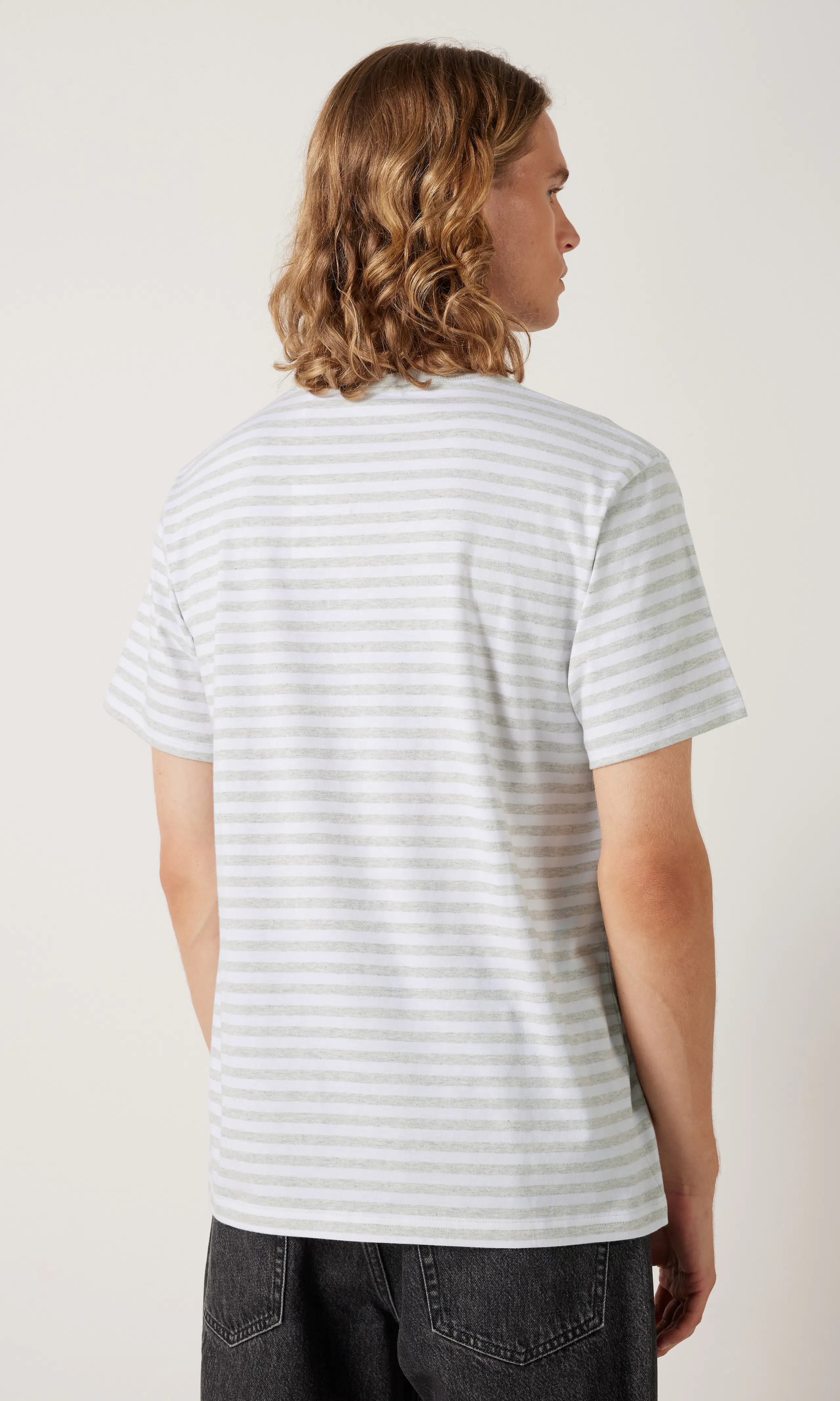 Stripe Stripete T-Skjorte. Back. Model.