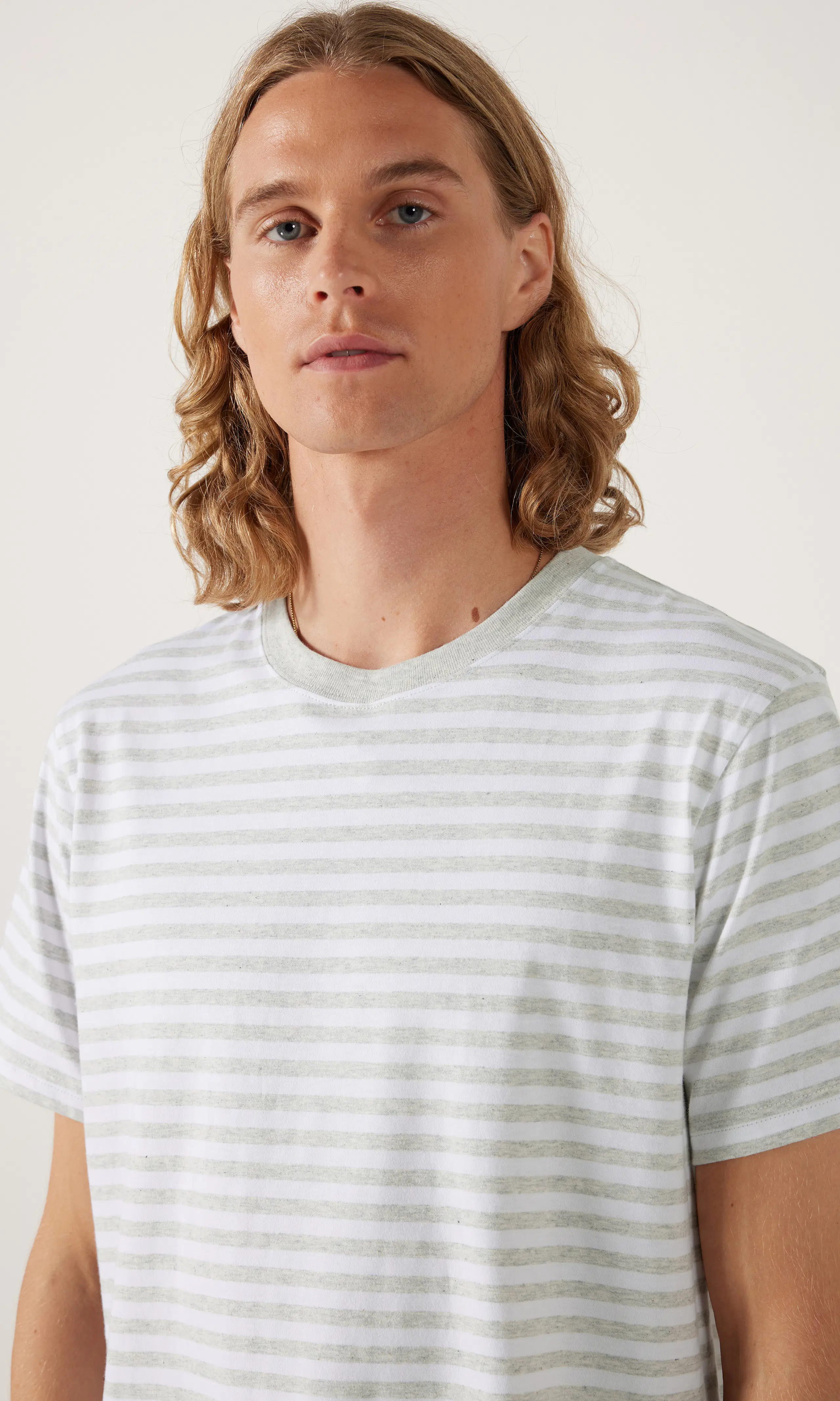 Stripe Stripete T-Skjorte. Detail 1. Model.