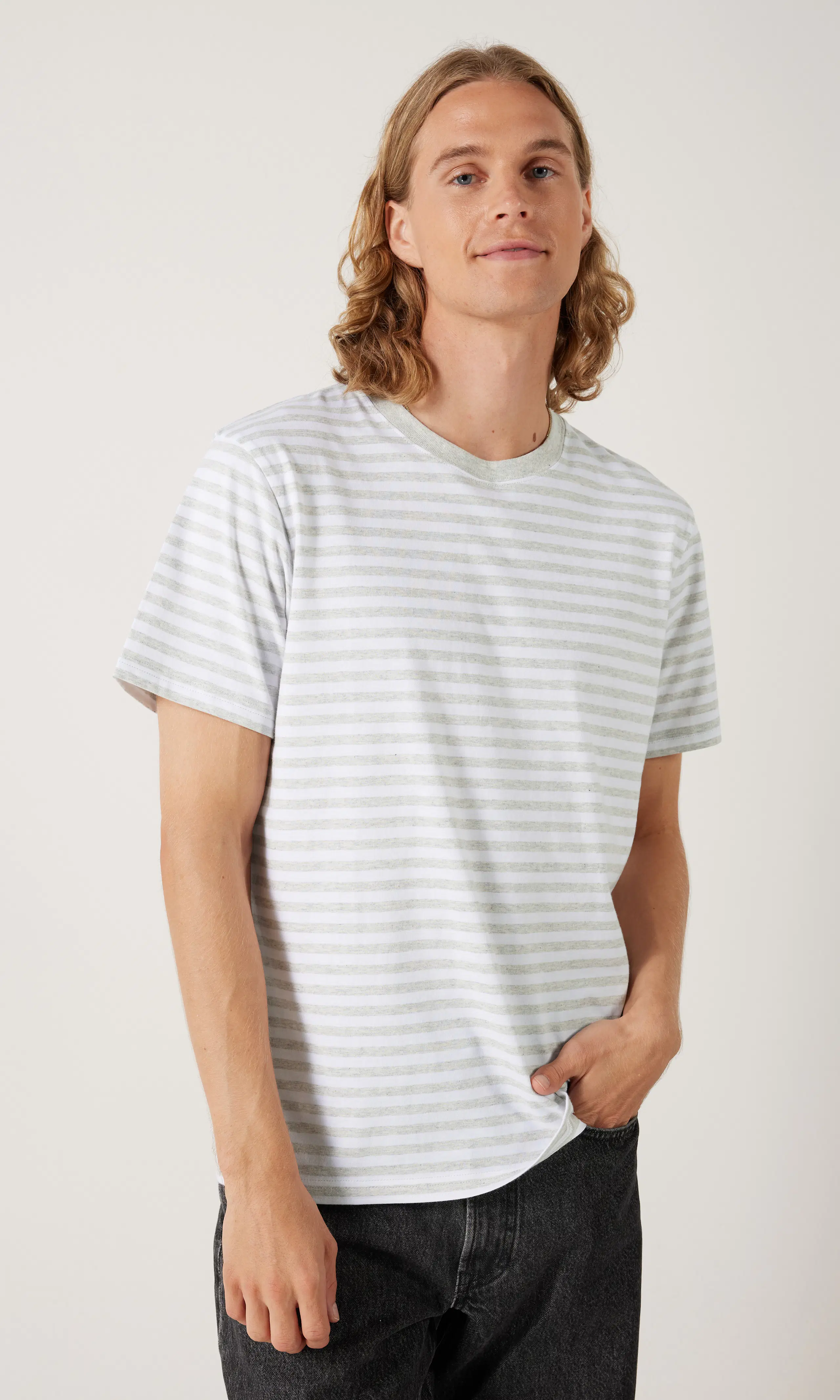 Stripe Stripete T-Skjorte. Front. Model.