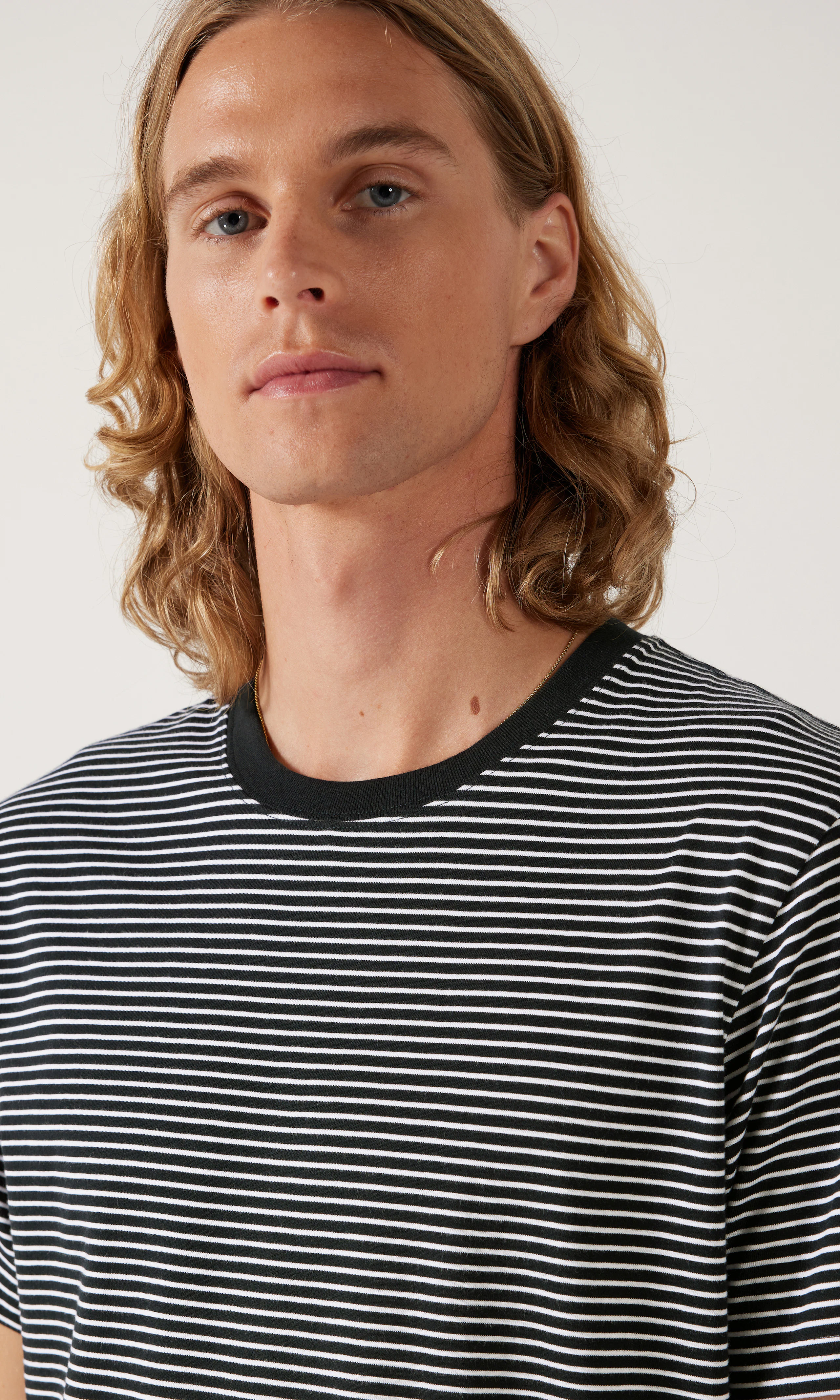 Stripe Randig T-Shirt. Detail 1. Model.