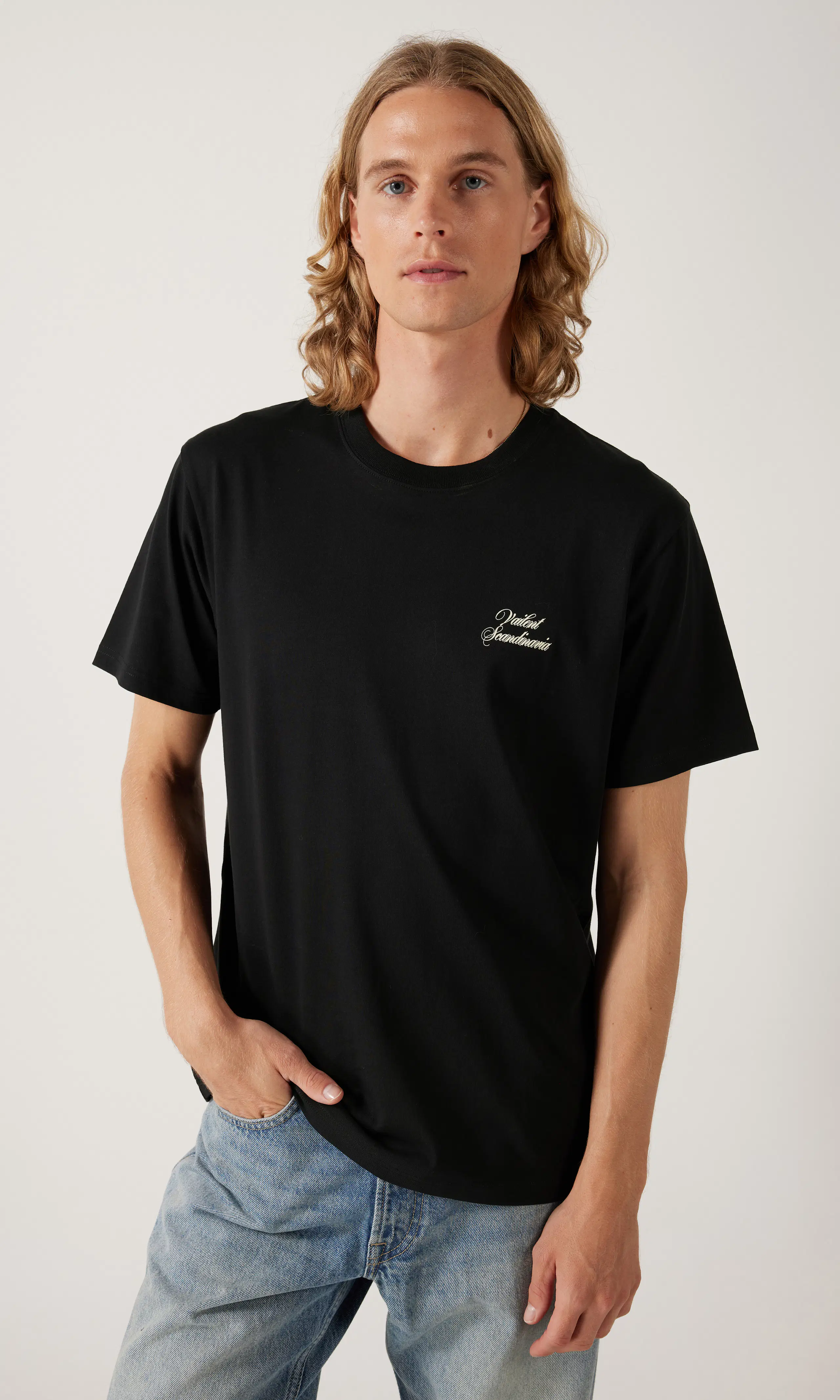 Logo T-Skjorte. Front 1. Model.