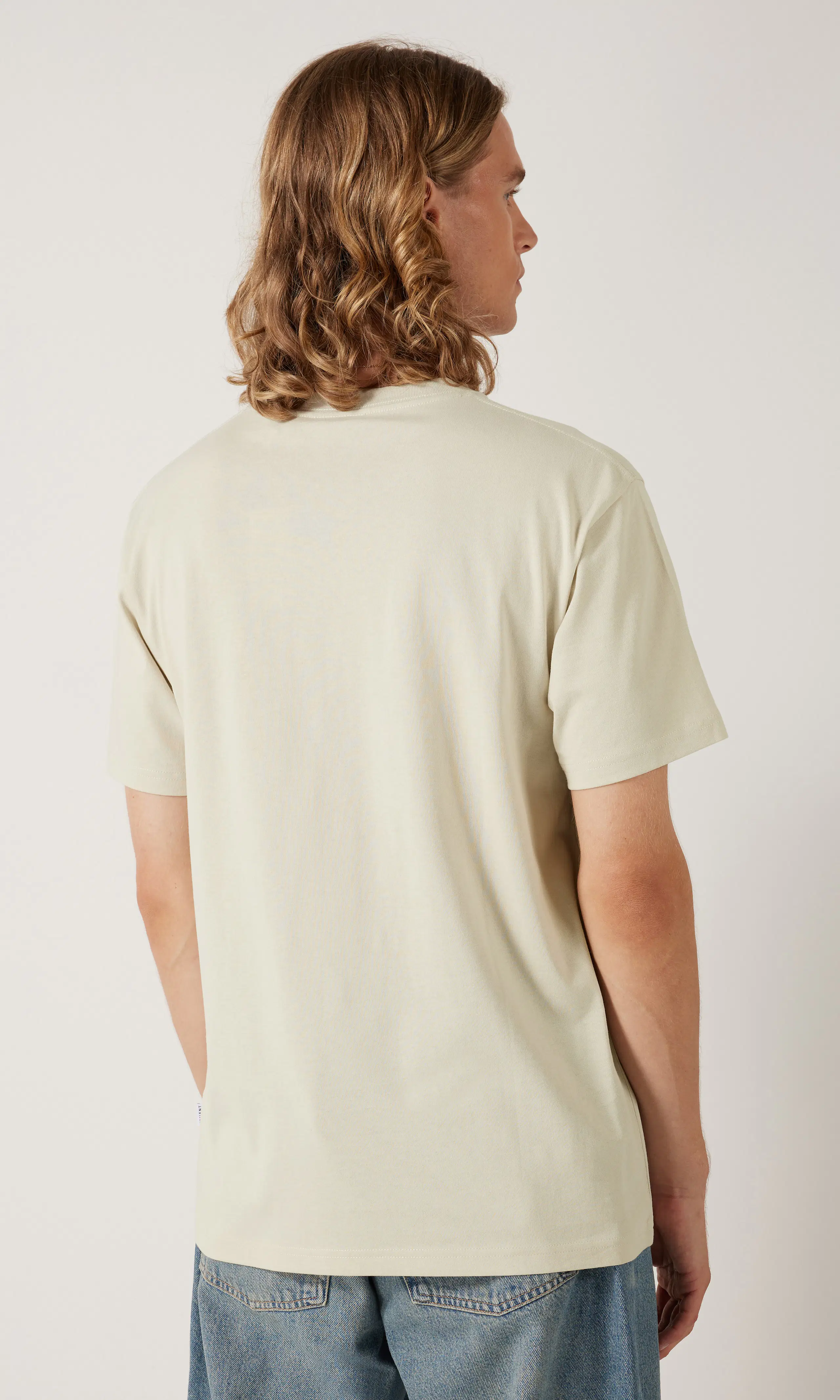 Logo Relaxed T-Paita. Back. Model.