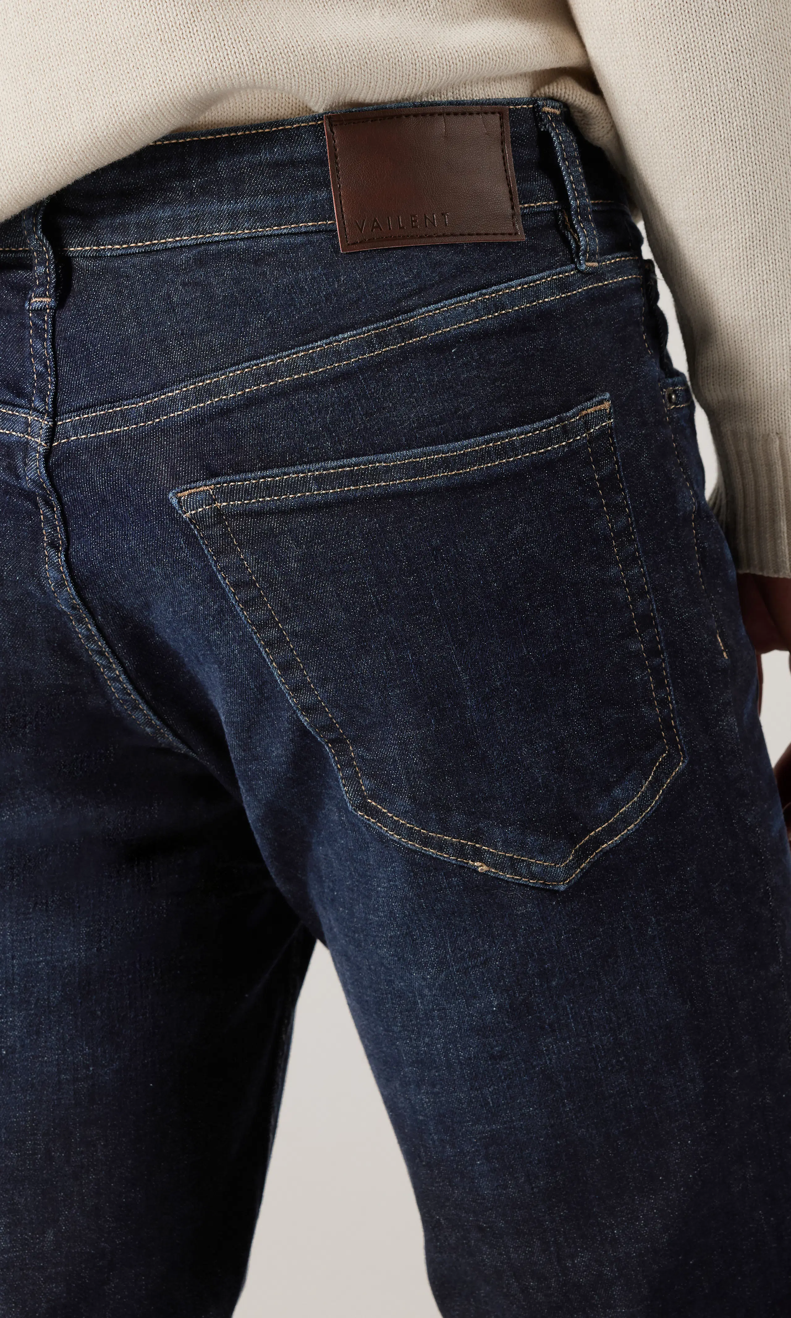 Slim Jeans. Detail 1. Model.