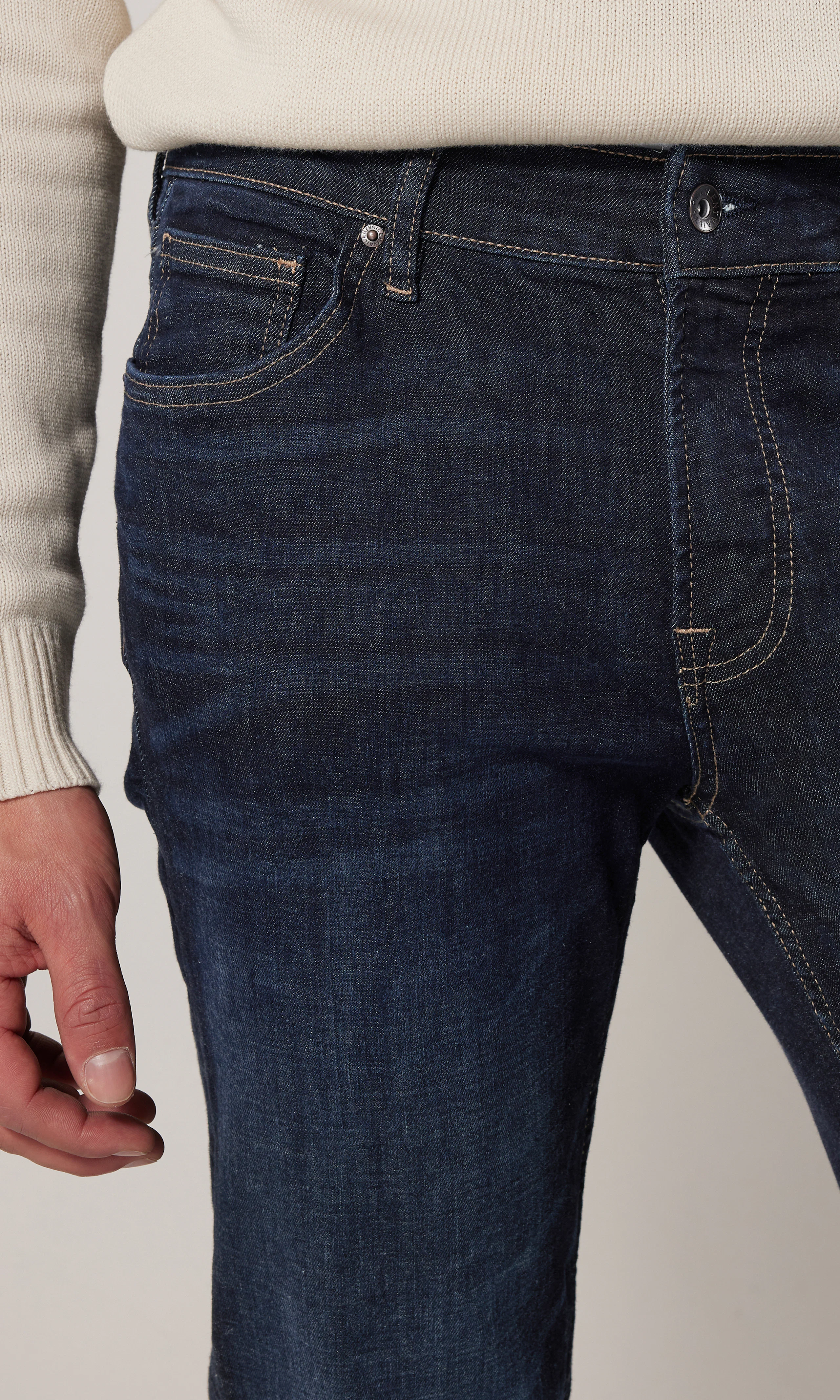 Slim Jeans. Detail 2. Model.