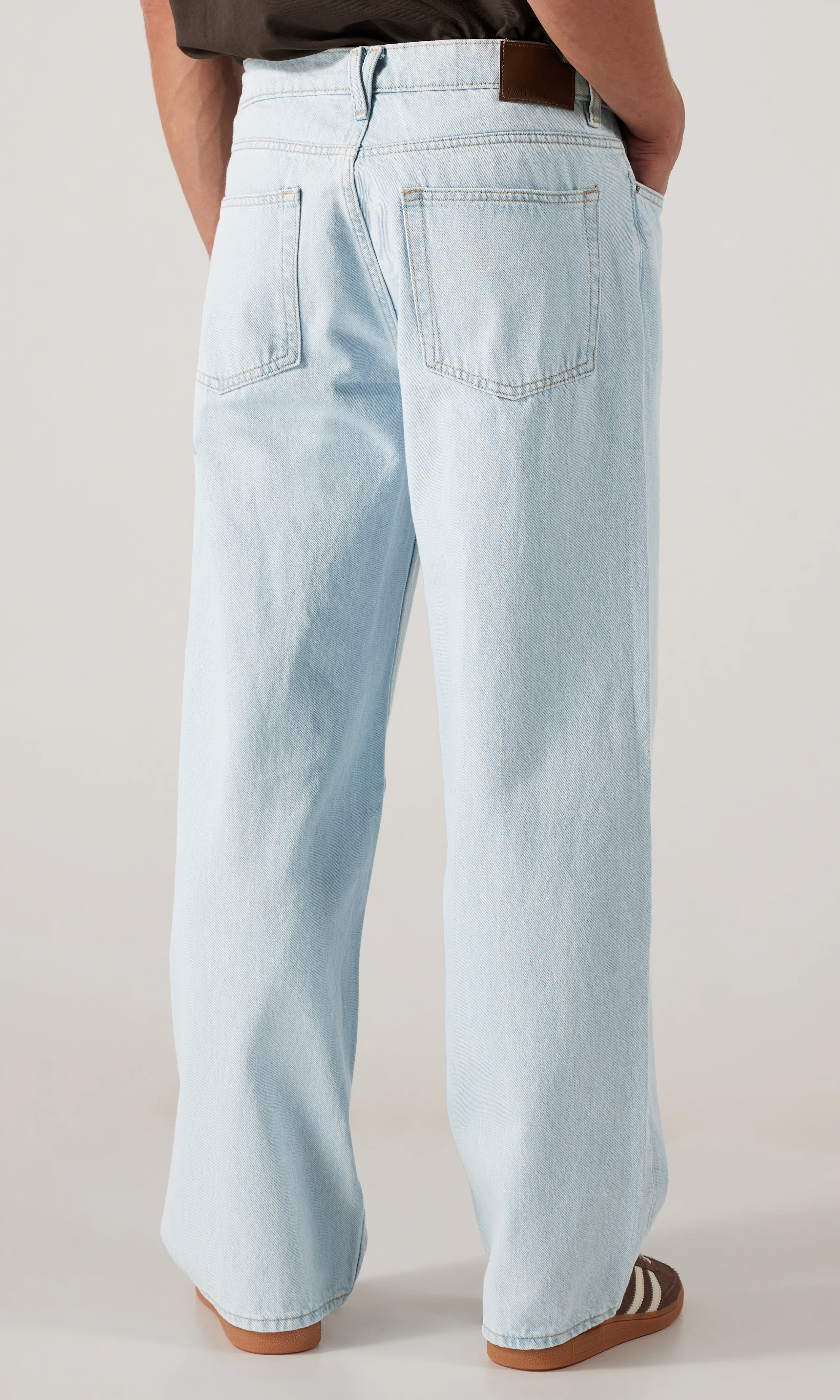 Baggy Jeans. Back. Model.