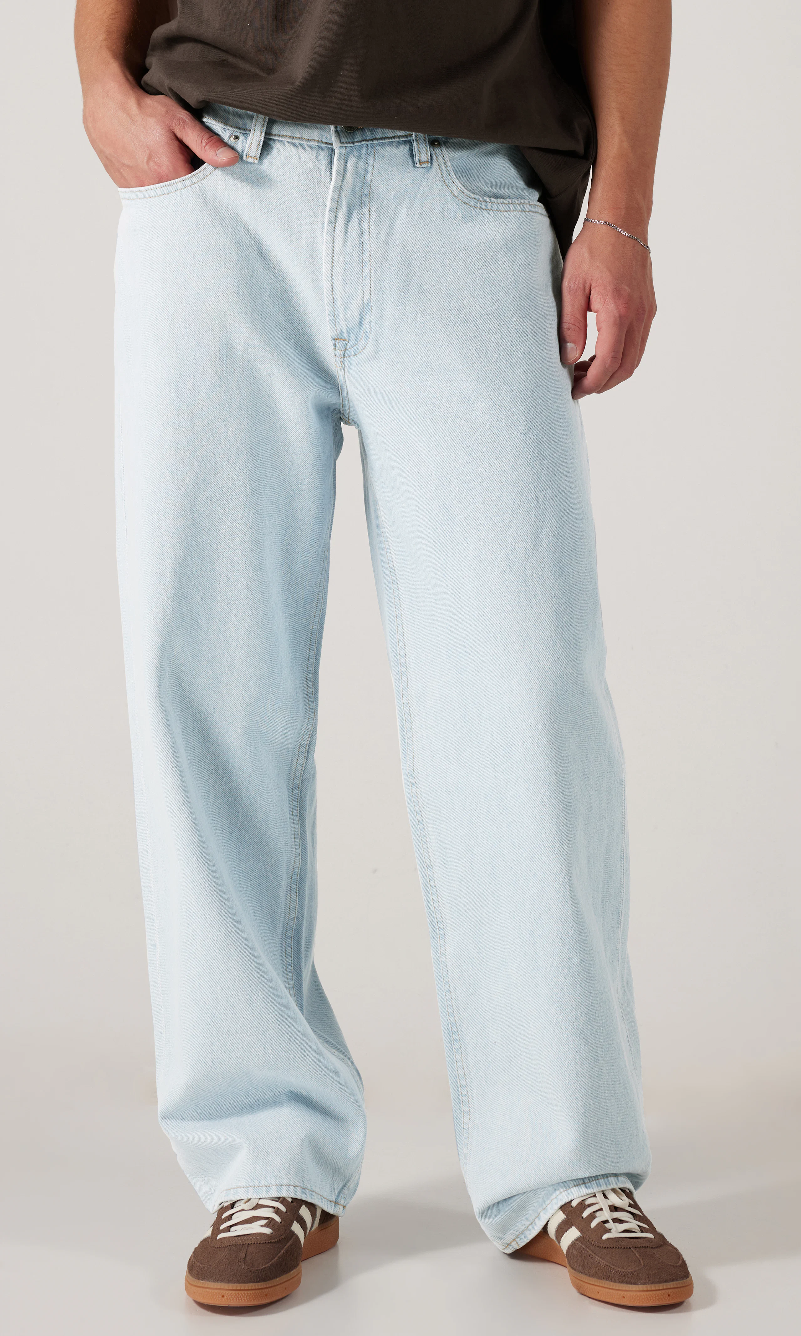 Baggy Jeans. Front. Model.
