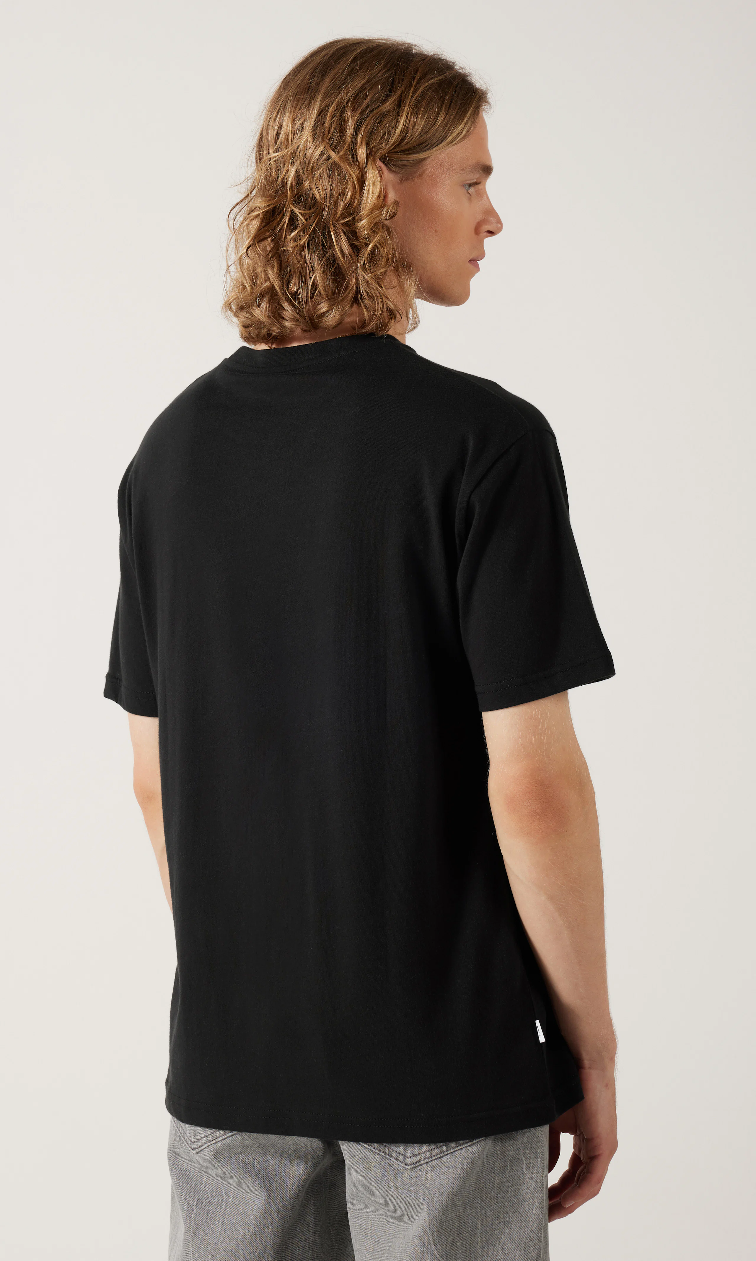 Nord Musta T-Paita. Back. Model.
