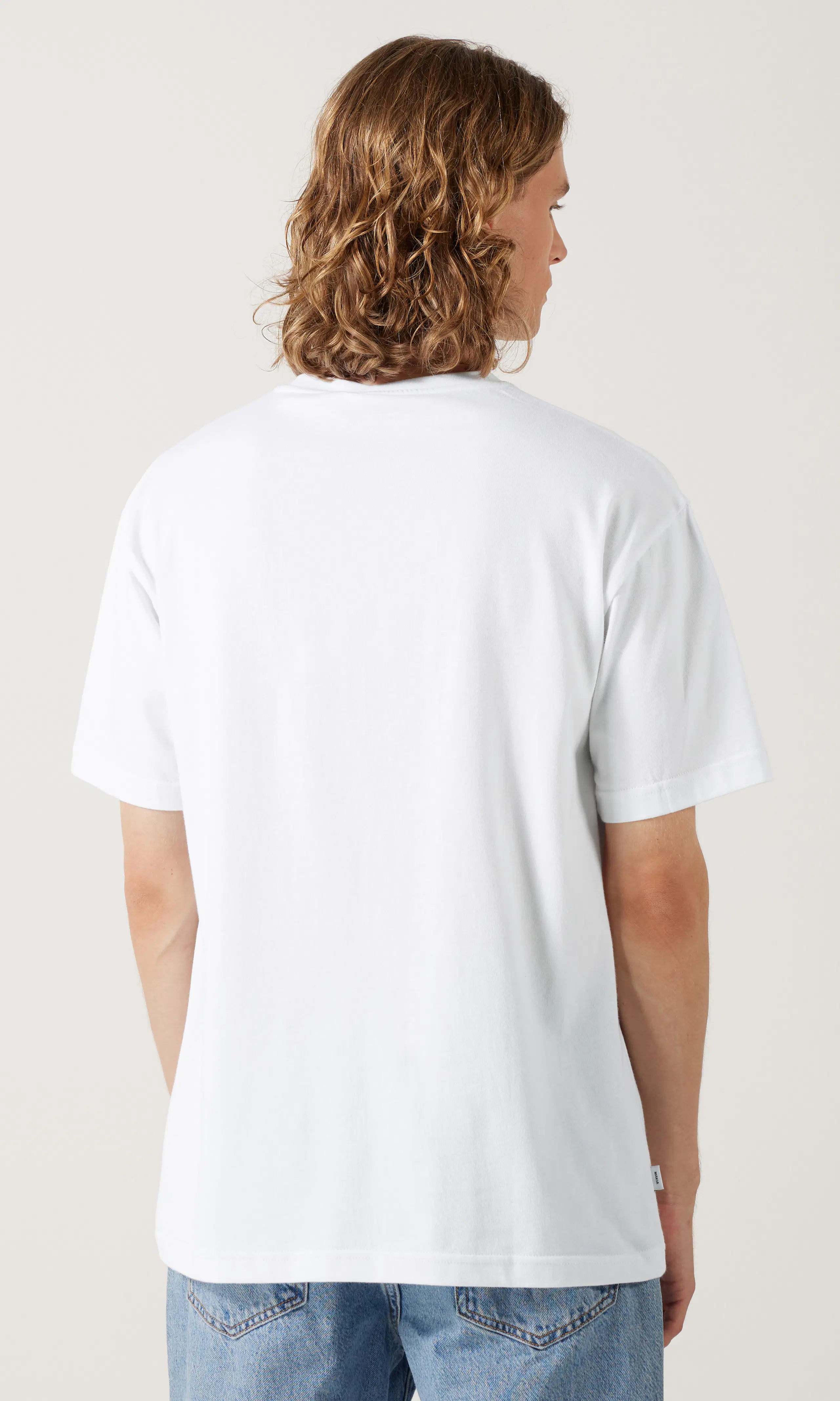 Sunshade Vit T-Shirt. Back. Model.