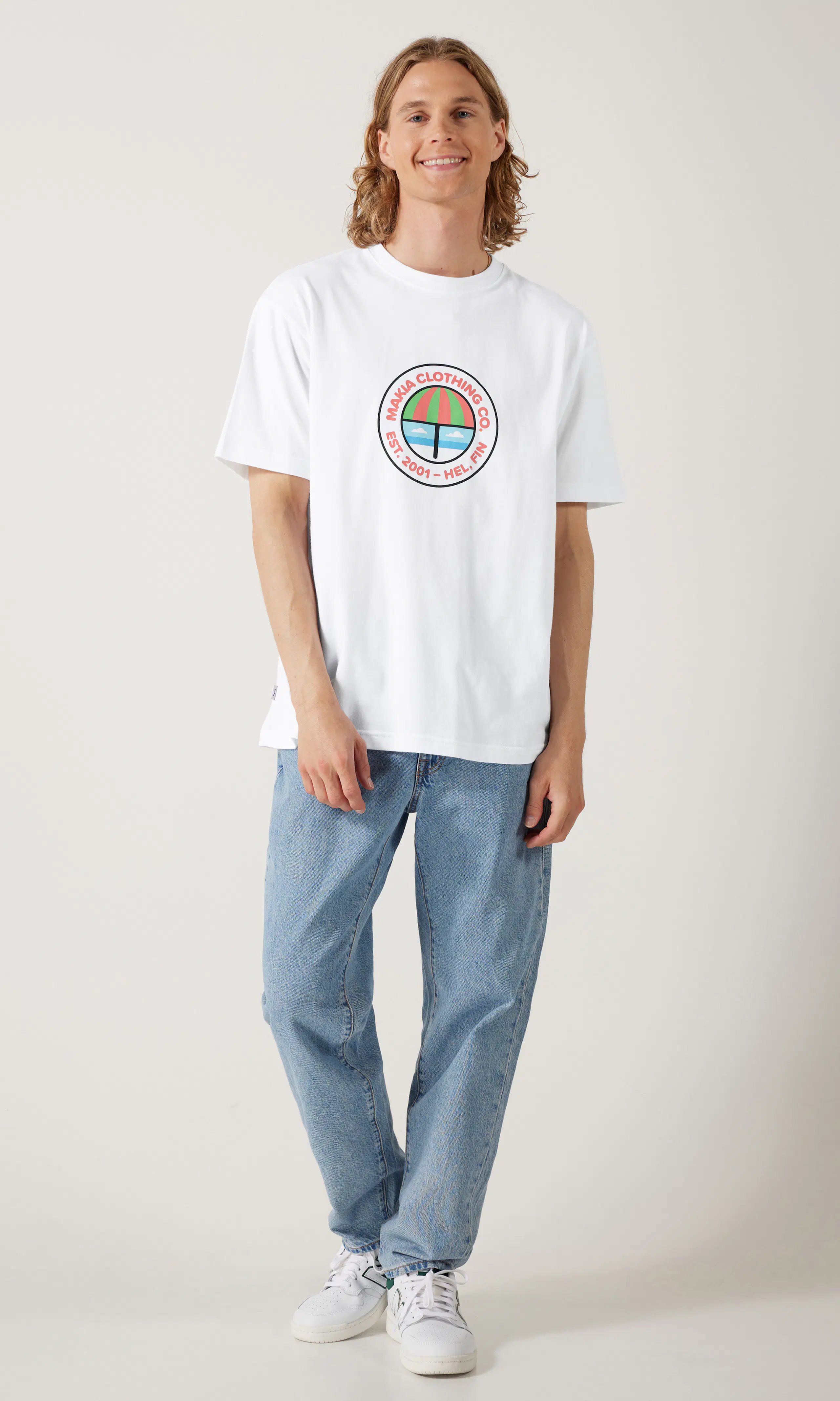 Sunshade Vit T-Shirt. Front 1. Model.