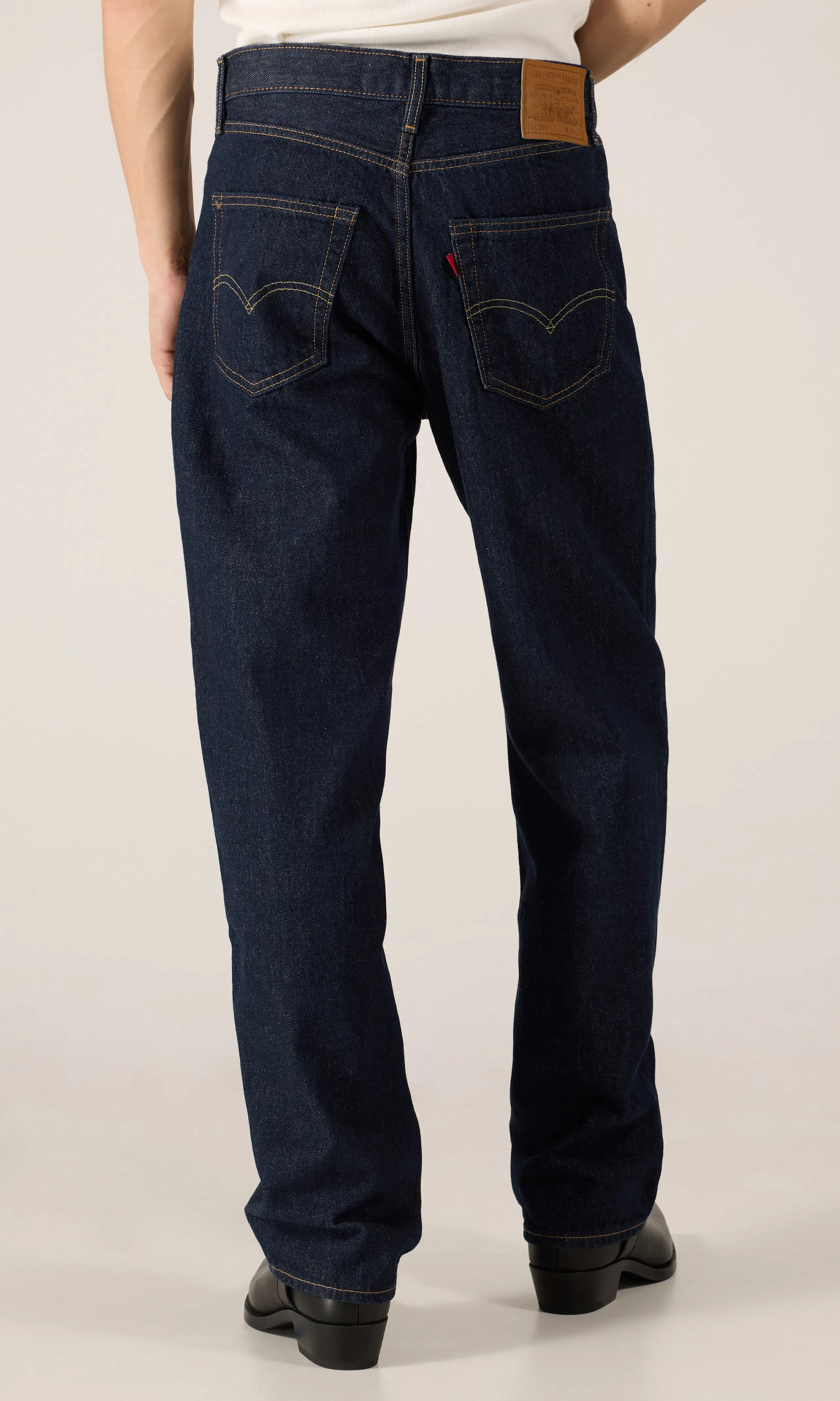 568™ Loose Straight Mørk Blå Jeans. Back. Model.