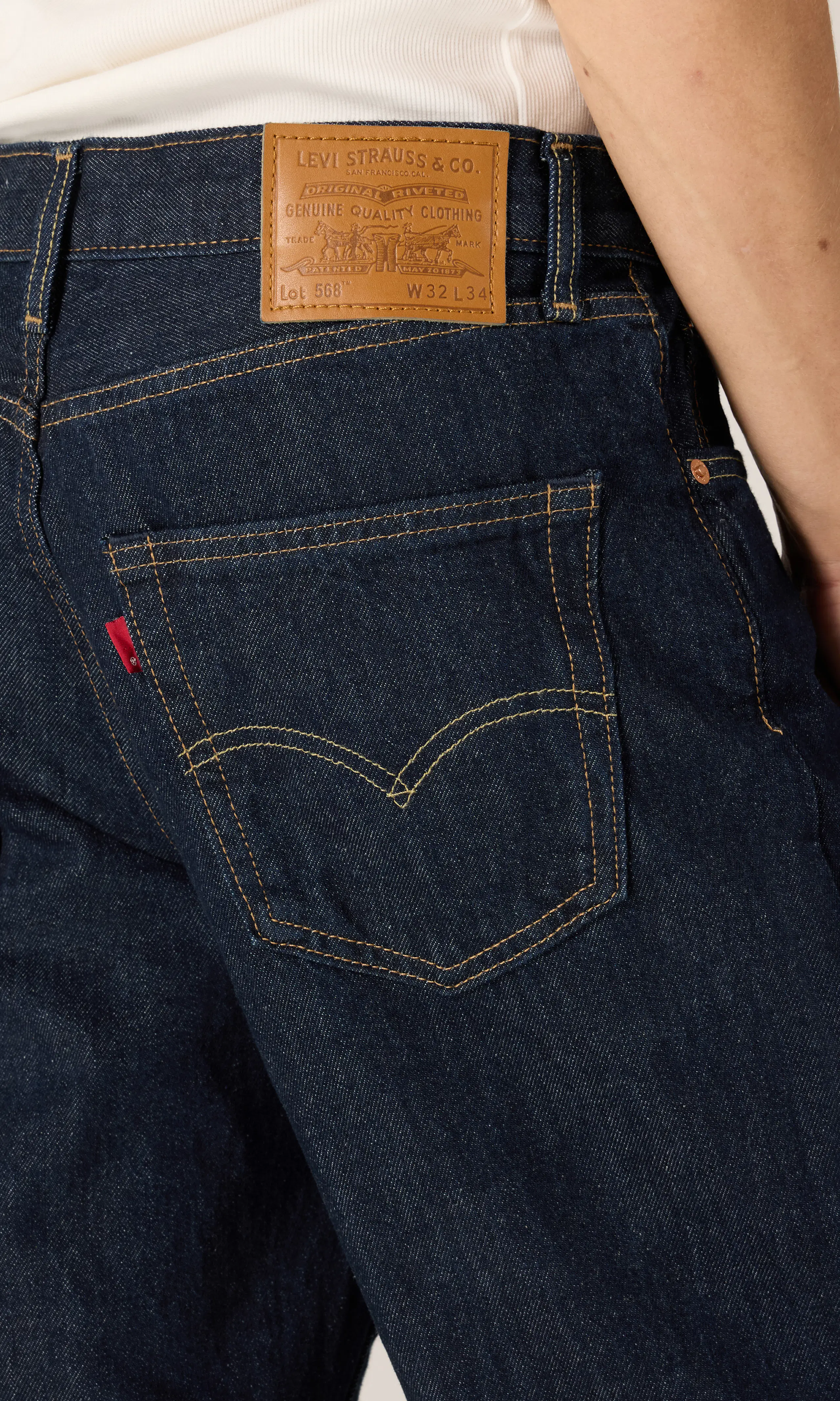 568™ Loose Straight Mørk Blå Jeans. Detail 1. Model.
