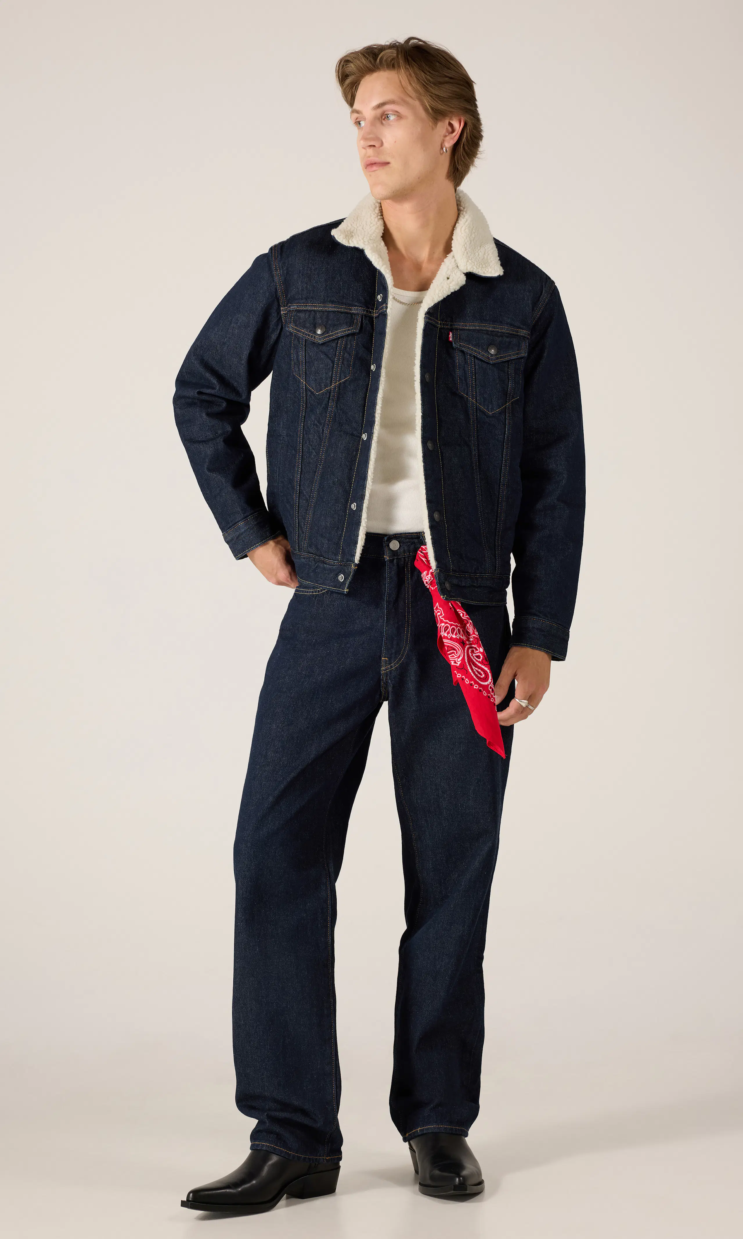 568™ Loose Straight Mørk Blå Jeans. Front 1. Model.