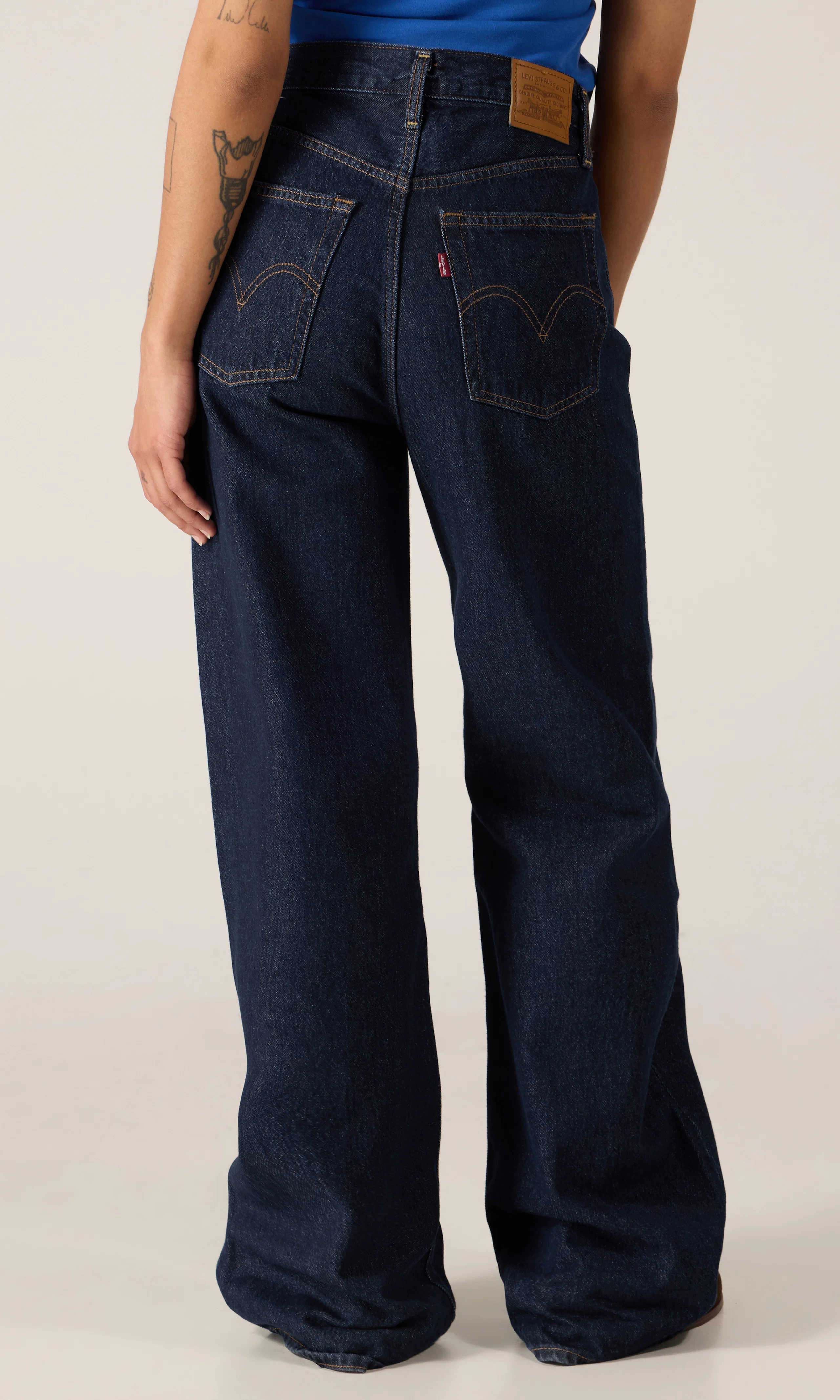 Ribcage Wide Leg Mørk Blå Jeans. Back. Model.