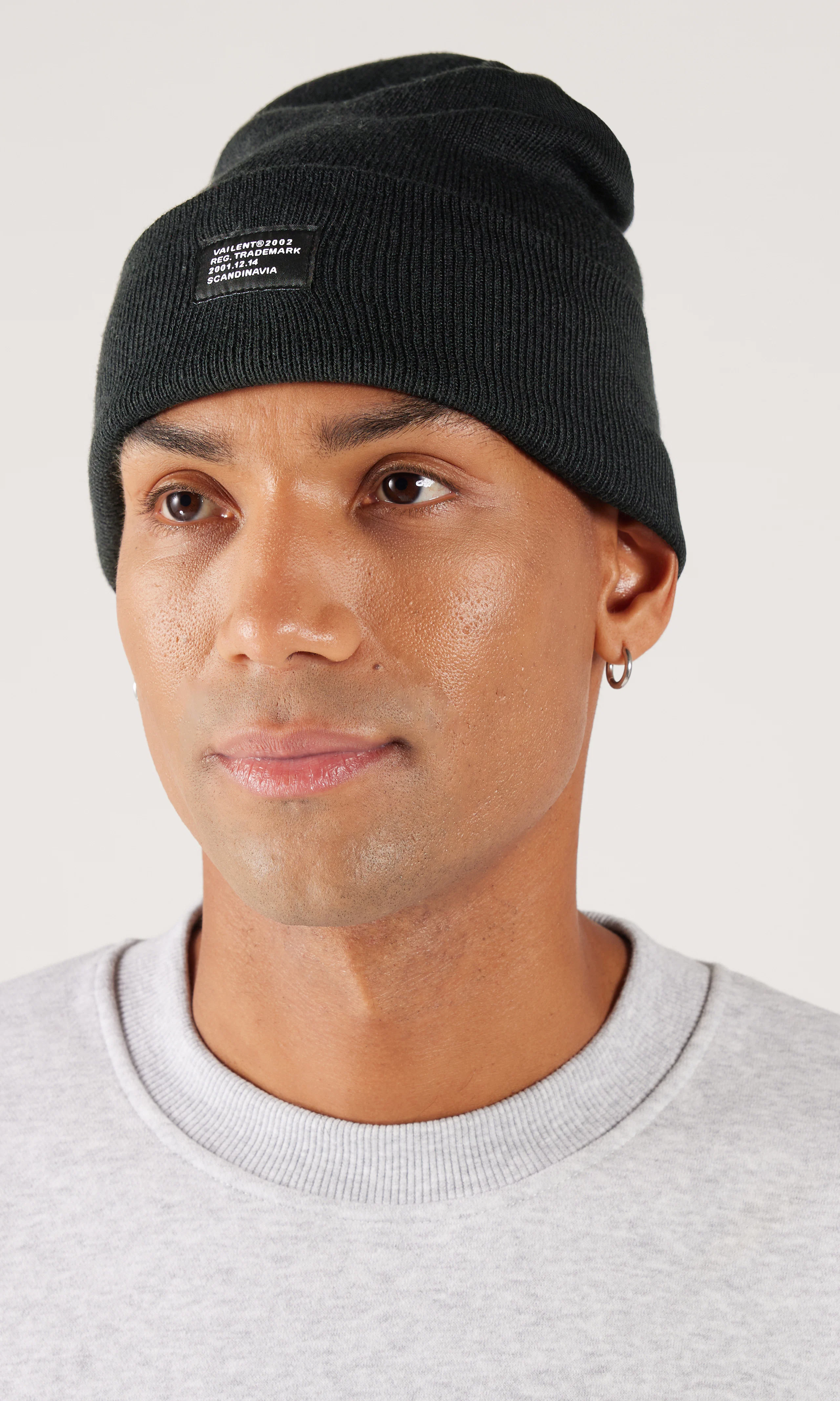 Plain Beanie Lue. Front. Model.