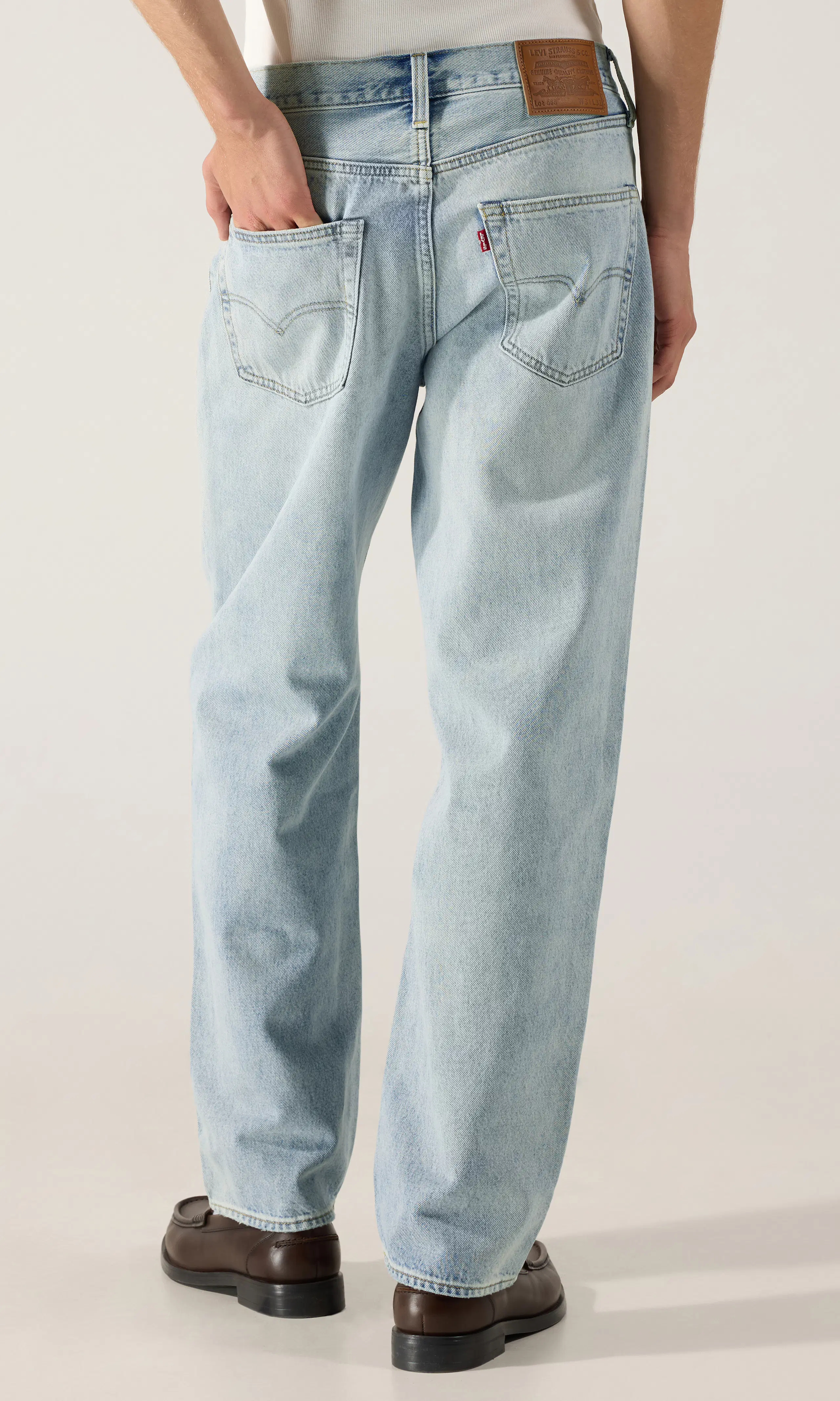 568™ Loose Straight Ljusblå Jeans. Back. Model.