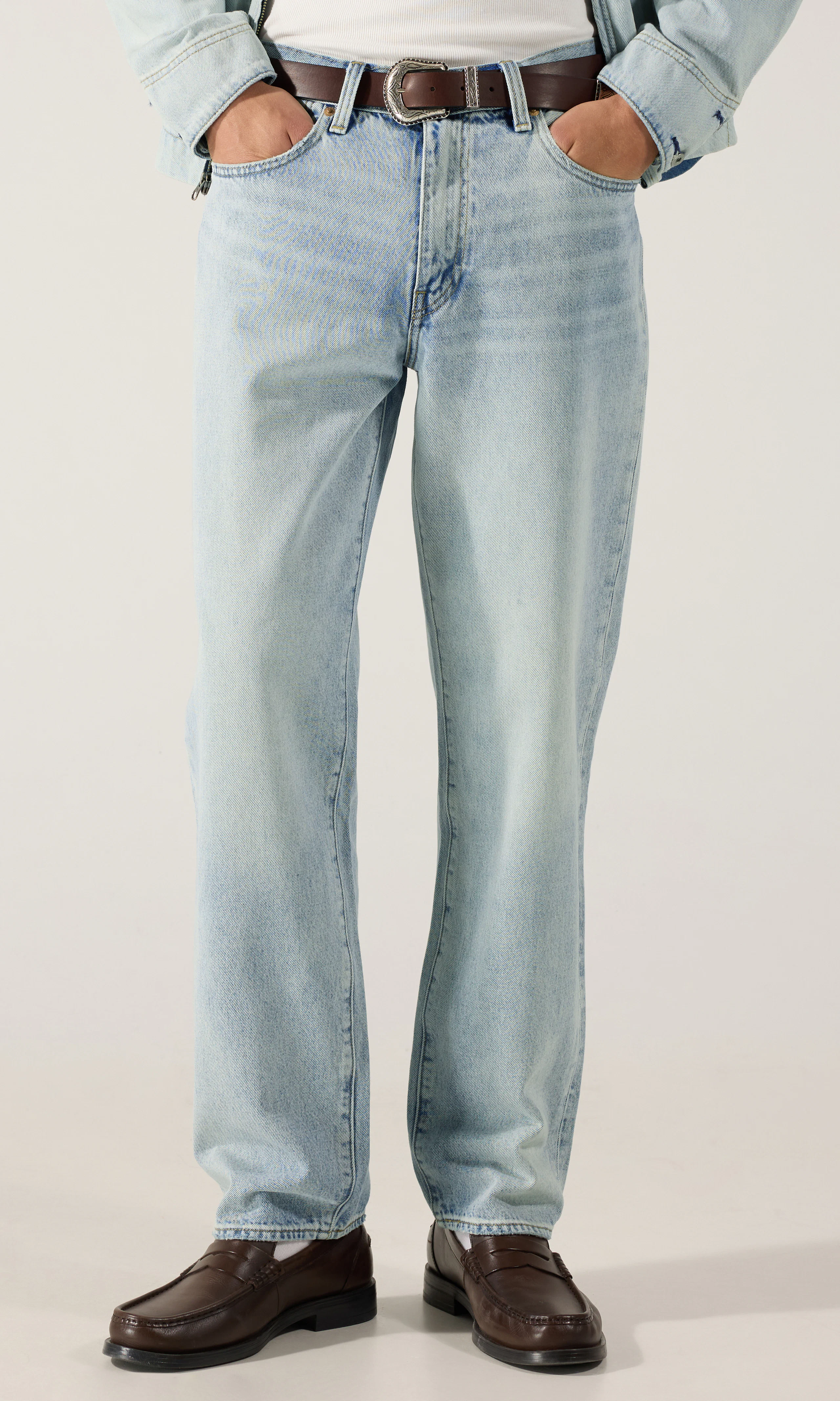 568™ Loose Straight Ljusblå Jeans. Front. Model.