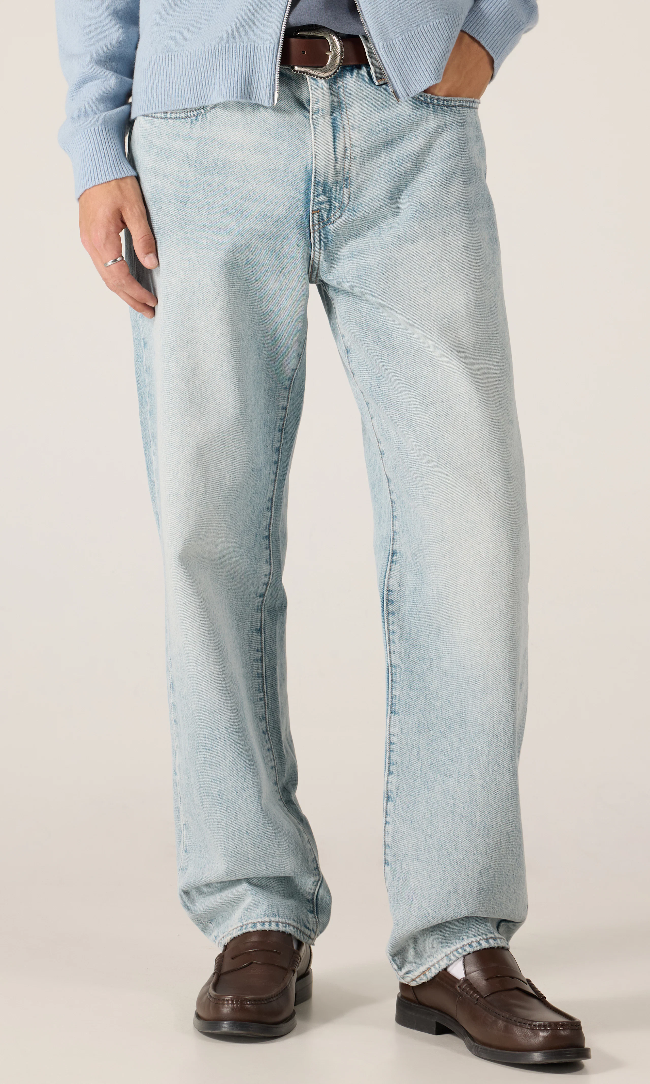 568™ Loose Straight Ljusblå Jeans. Front. Model.