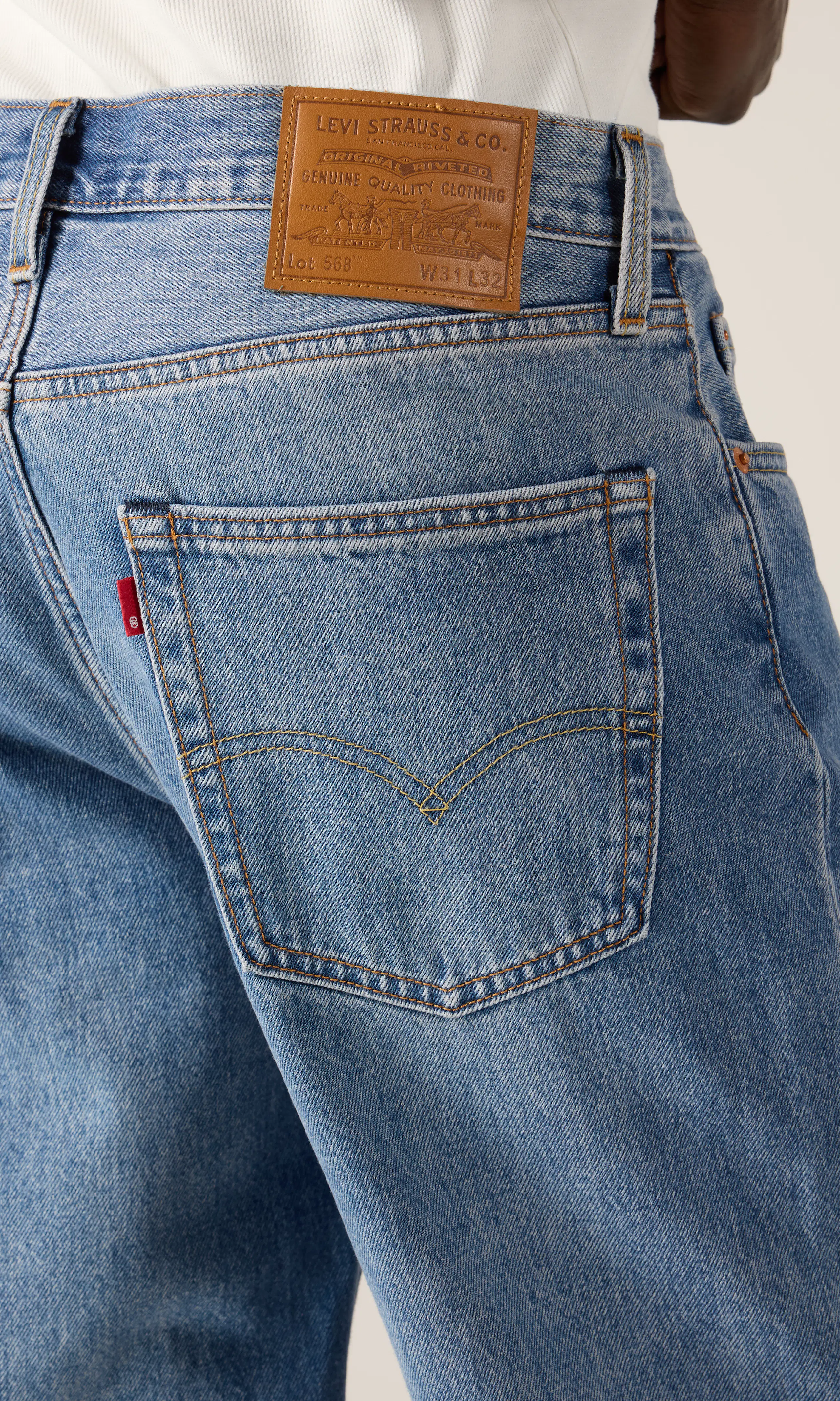 568™ Loose Straight Lys Blå Jeans. Detail 2. Model.