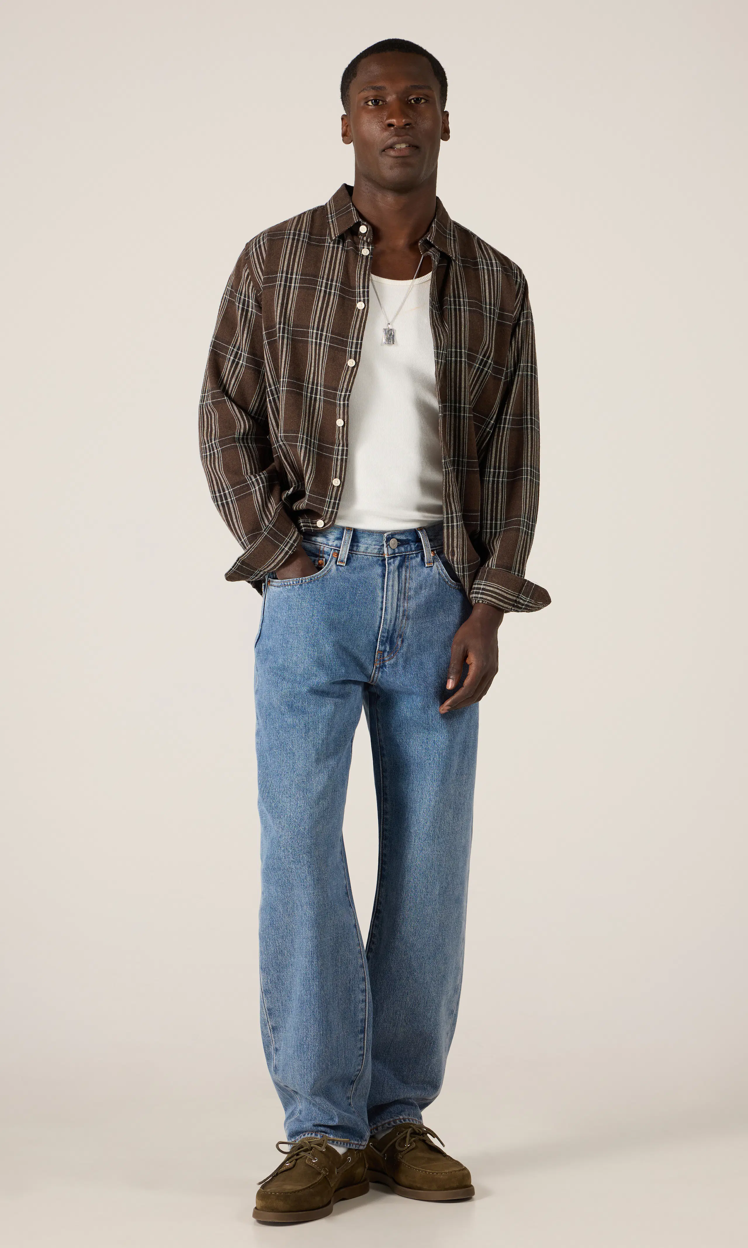568™ Loose Straight Lys Blå Jeans. Front 1. Model.