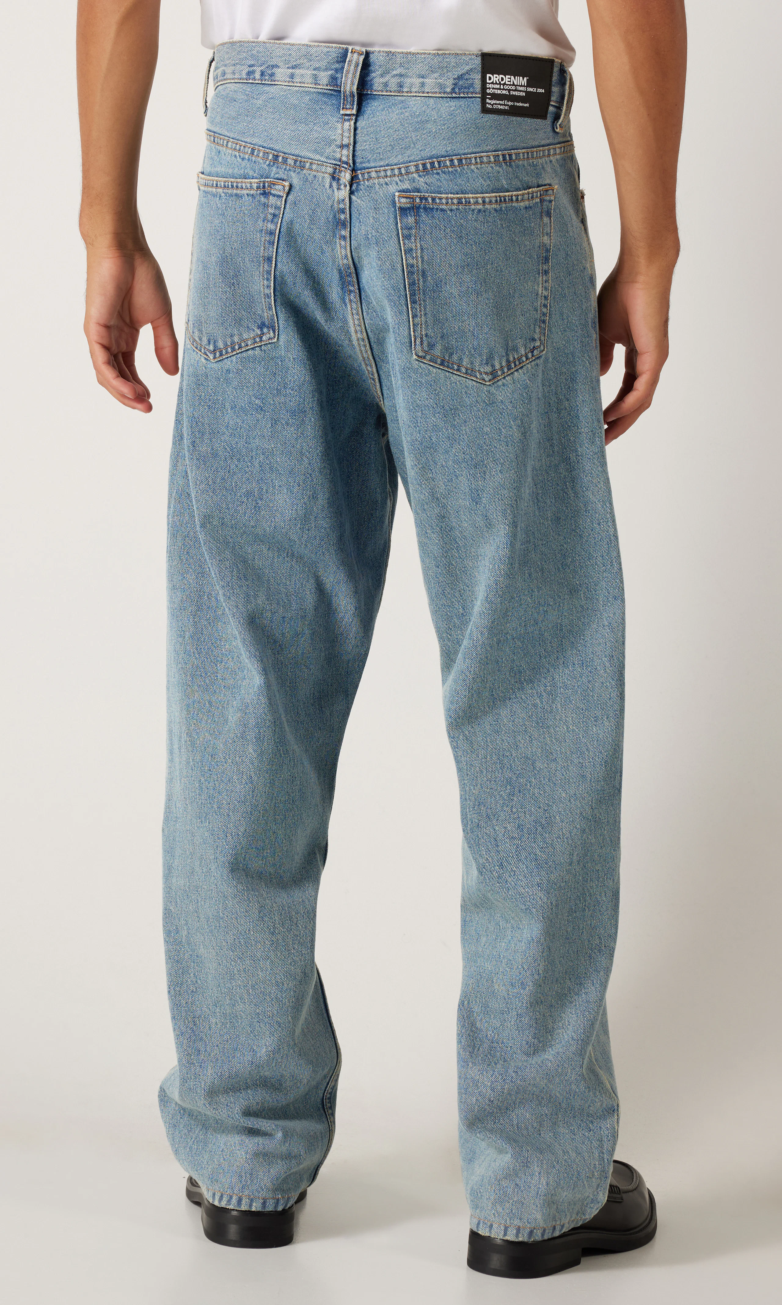 Omar Relaxed Ljusblå Jeans. Back. Model.