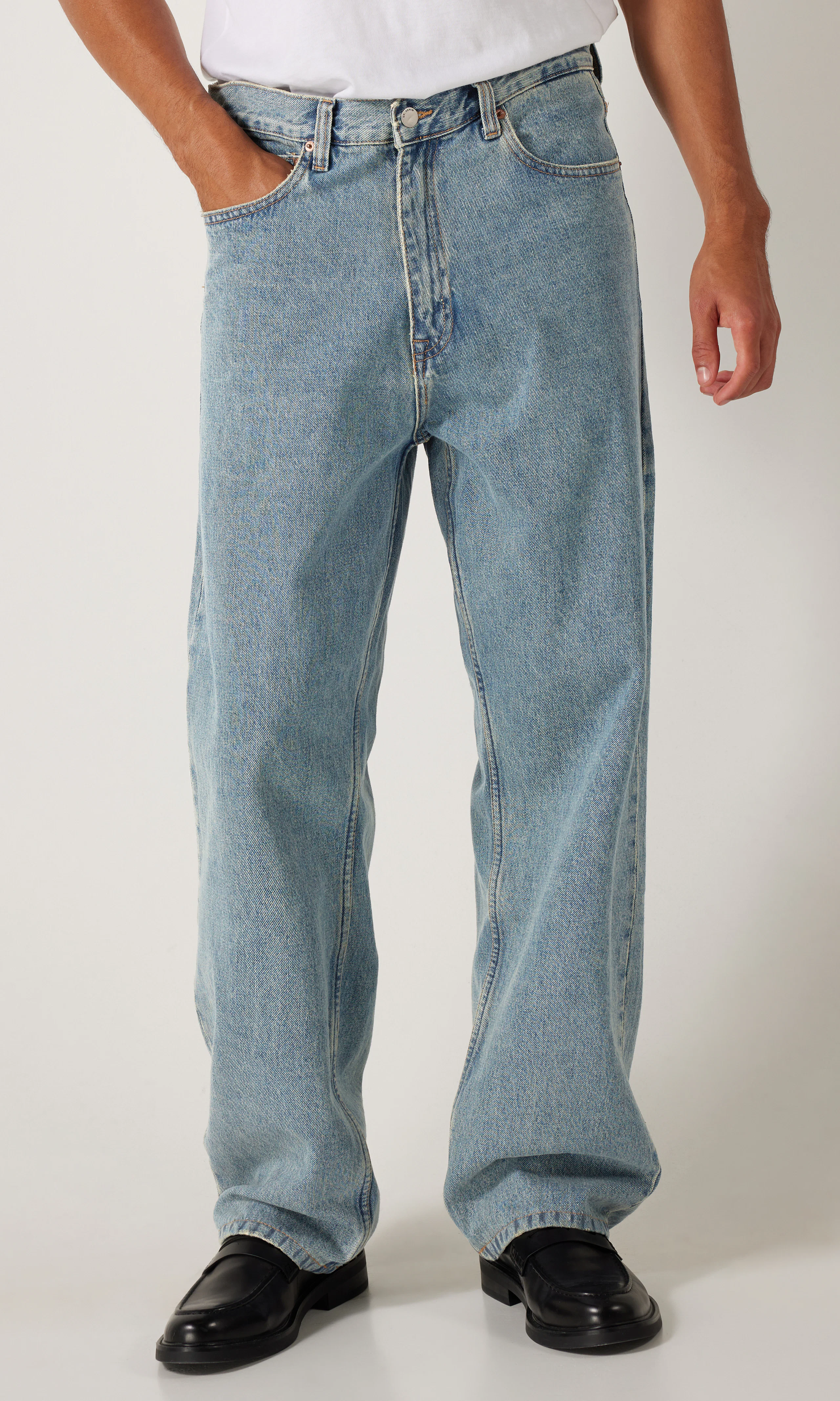 Omar Relaxed Ljusblå Jeans. Front. Model.