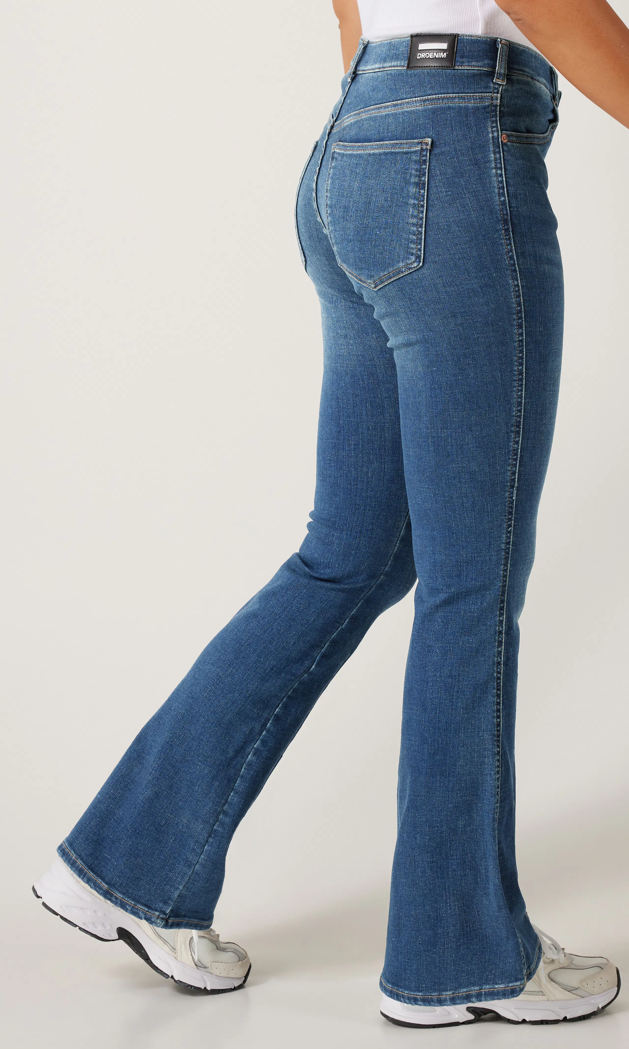 Lexy Mid Bootcut Medium Blå Jeans. Front 1. Model.