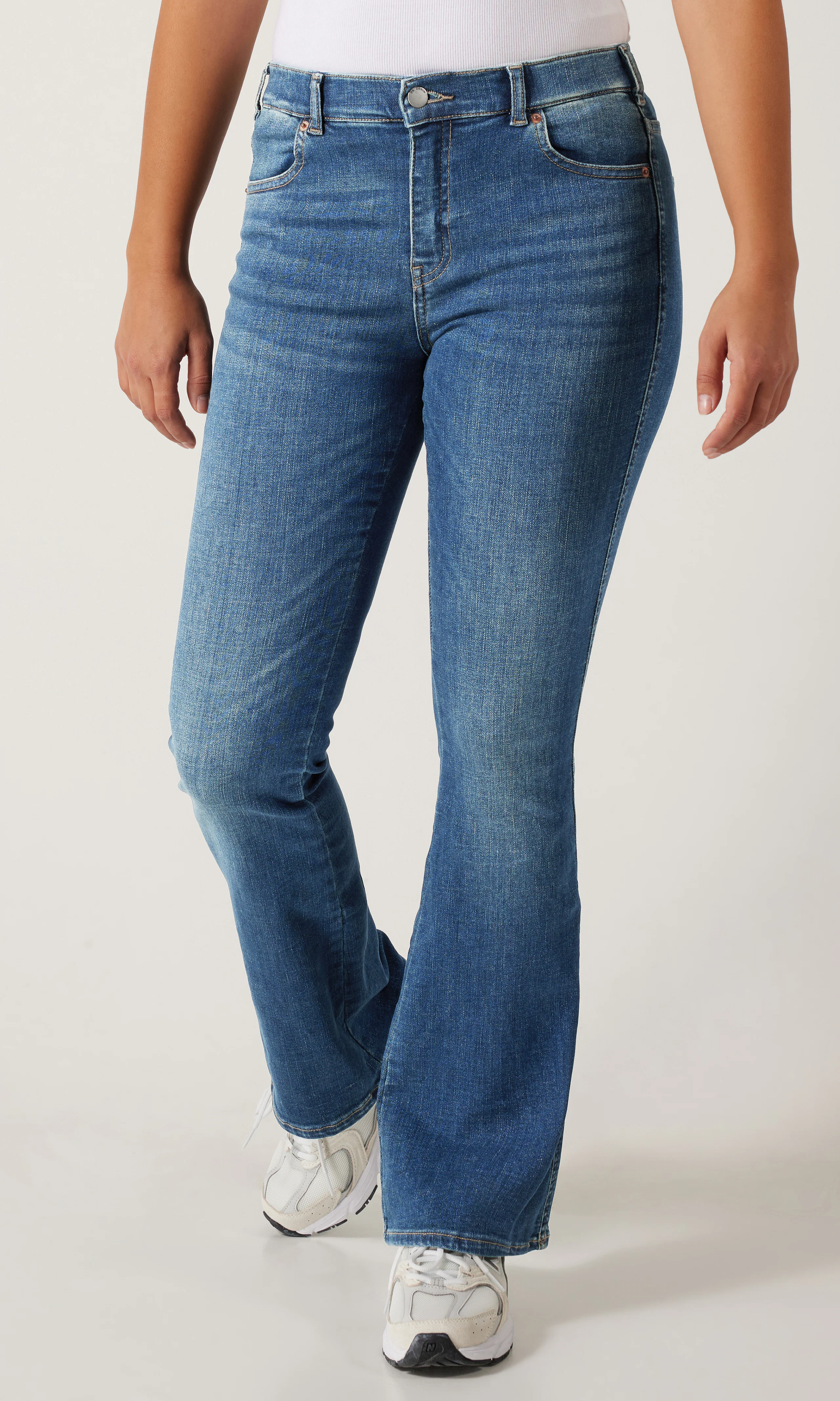 Lexy Mid Bootcut Medium Blå Jeans. Front. Model.