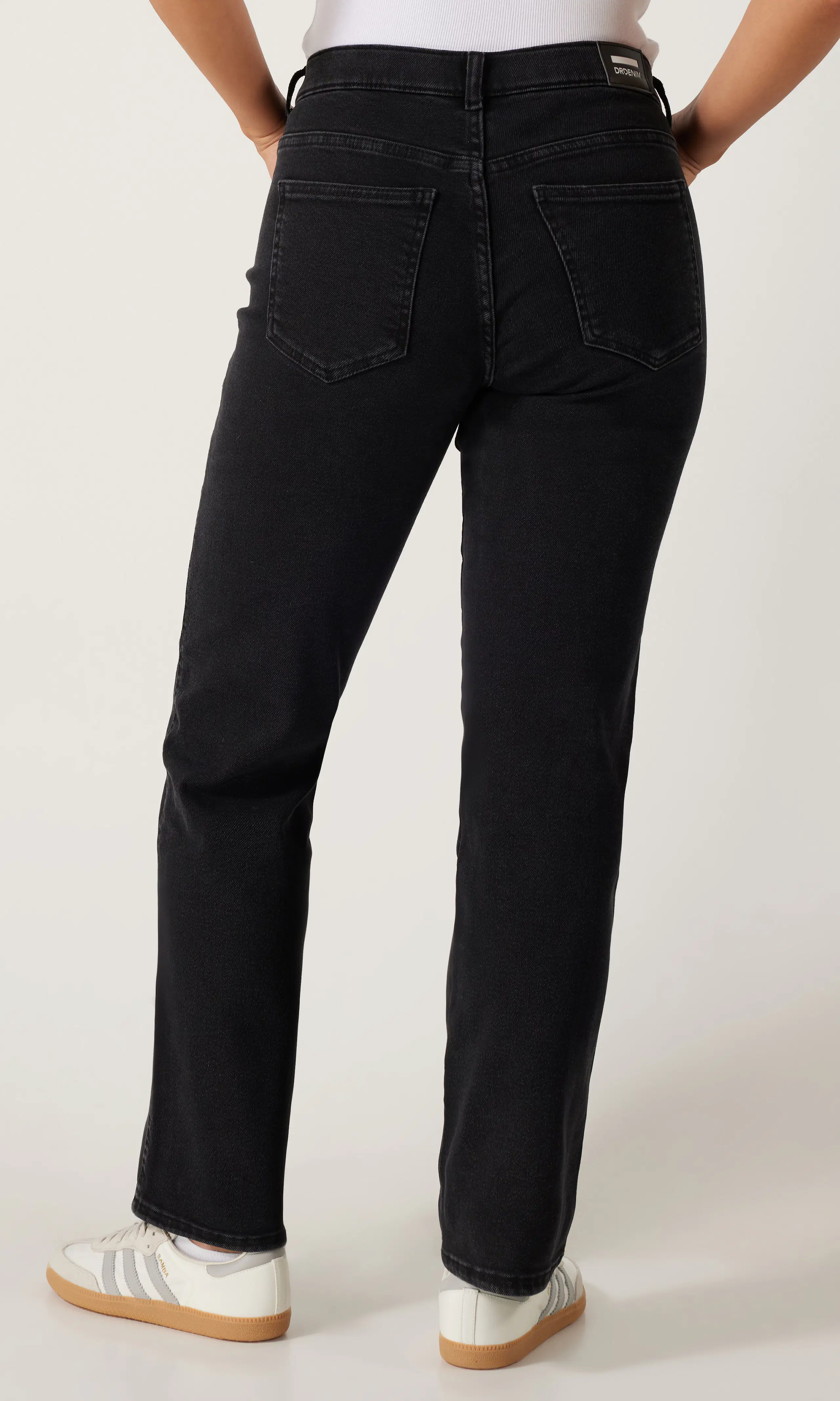 Lexy Mid Straight Svart Jeans. Back. Model.