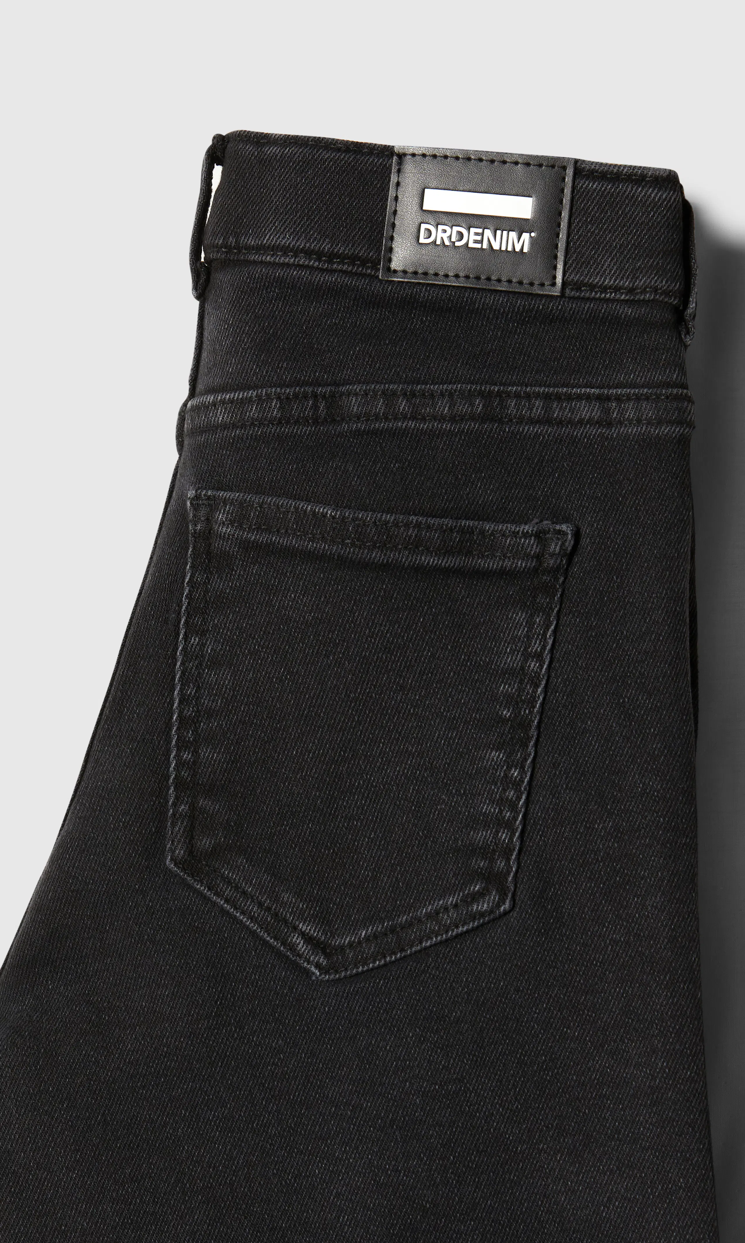 Lexy Mid Straight Svart Jeans. Detail 1. Flat.