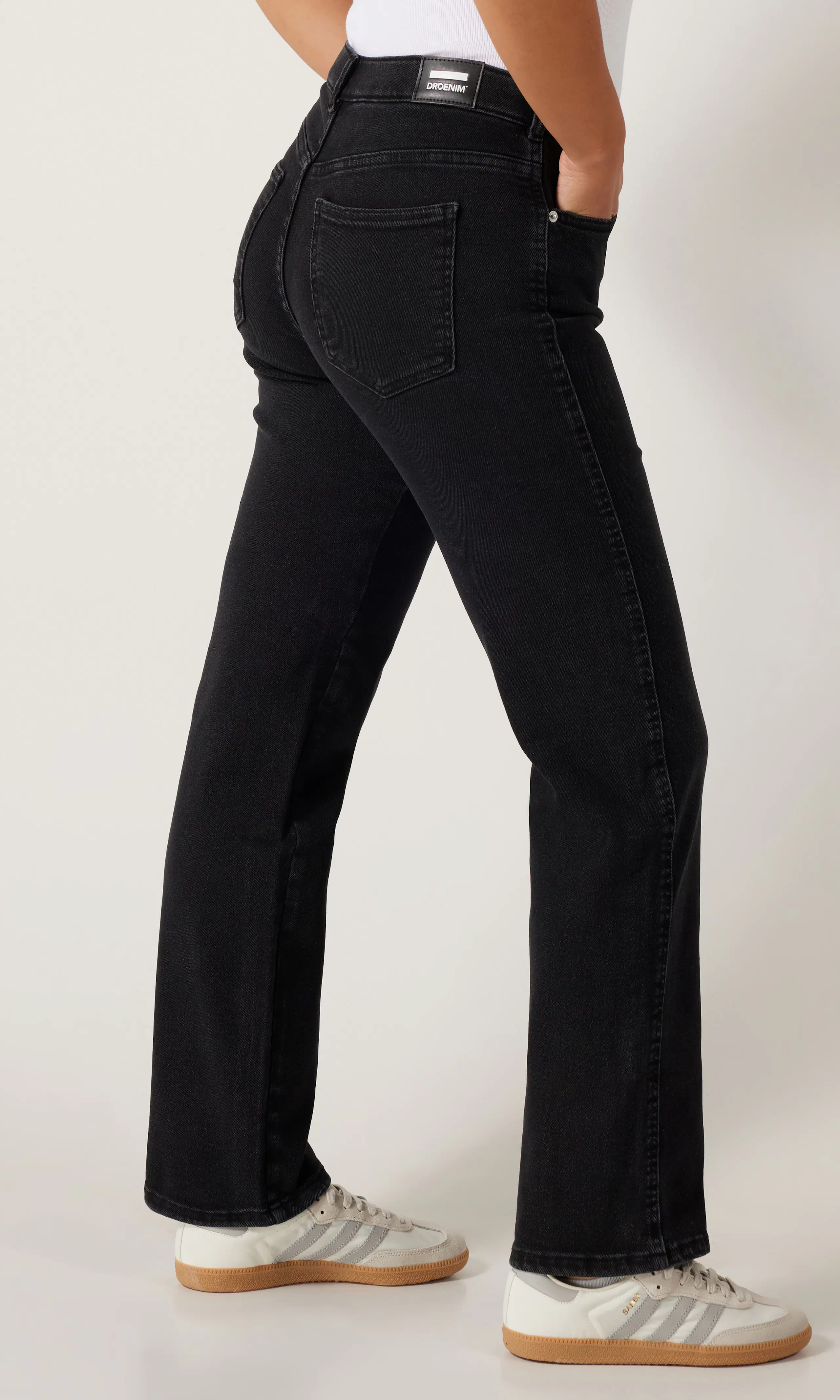 Lexy Mid Straight Svart Jeans. Front 1. Model.