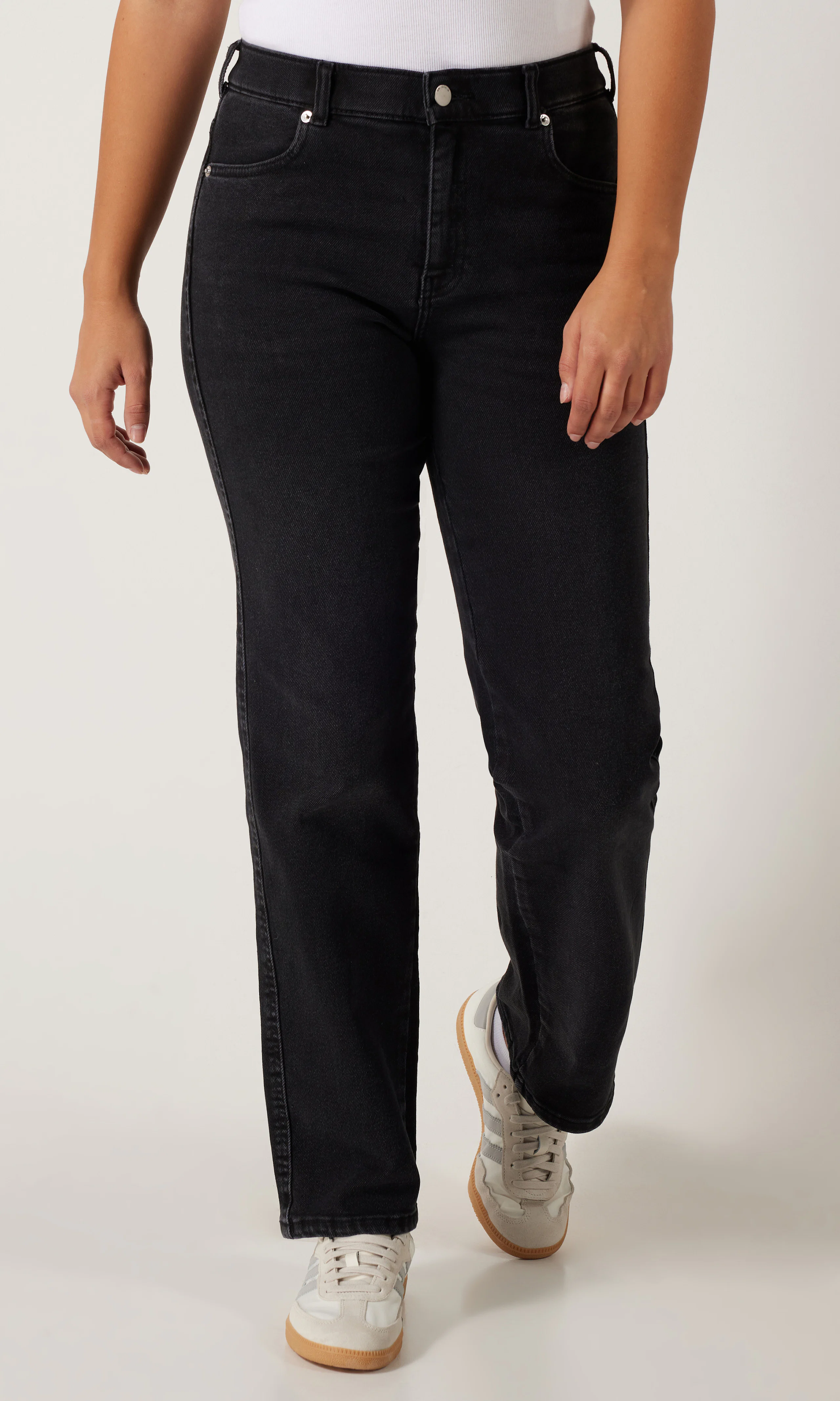 Lexy Mid Straight Svart Jeans. Front. Model.