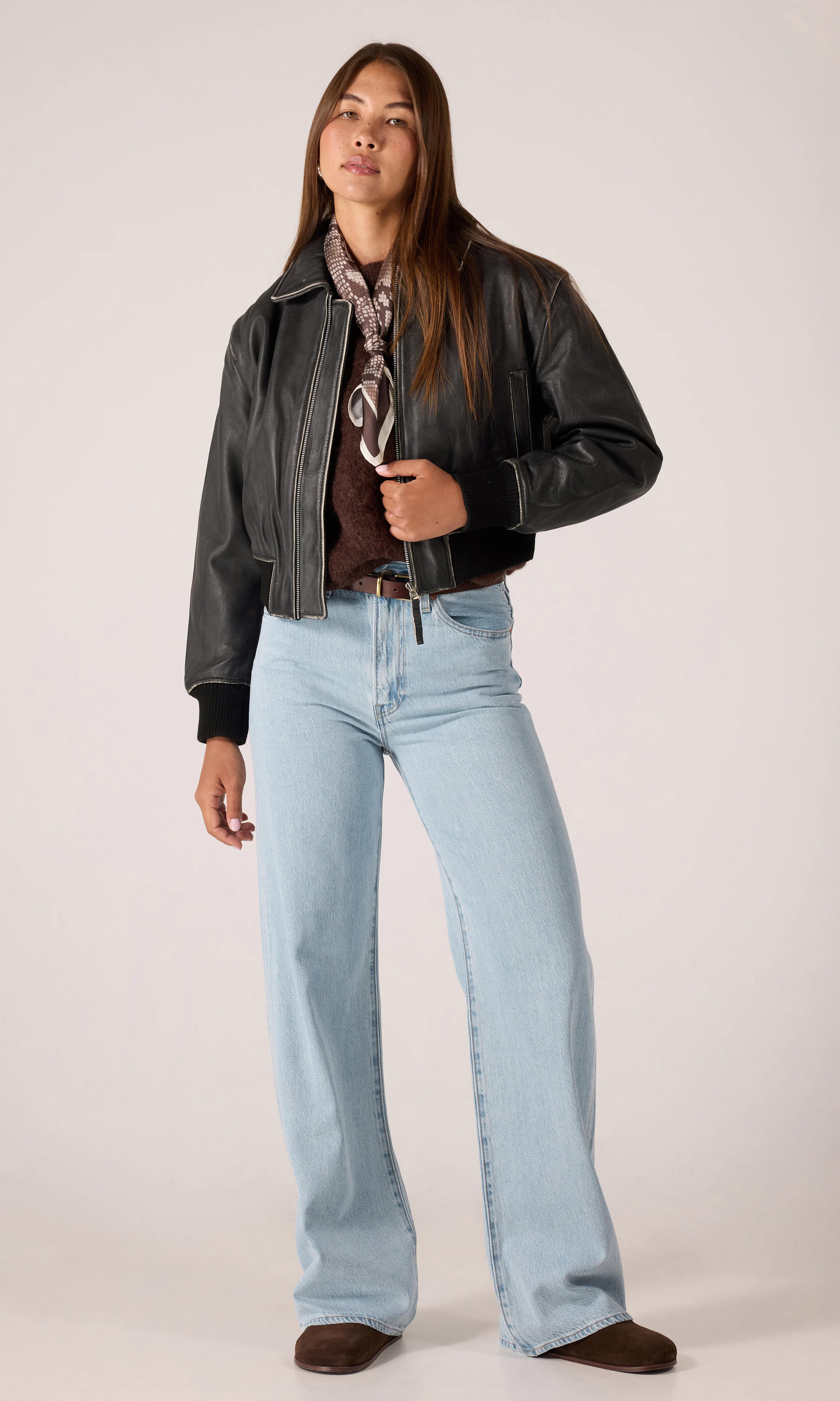 Billie Svart Skinnjacka. Front 1. Model.
