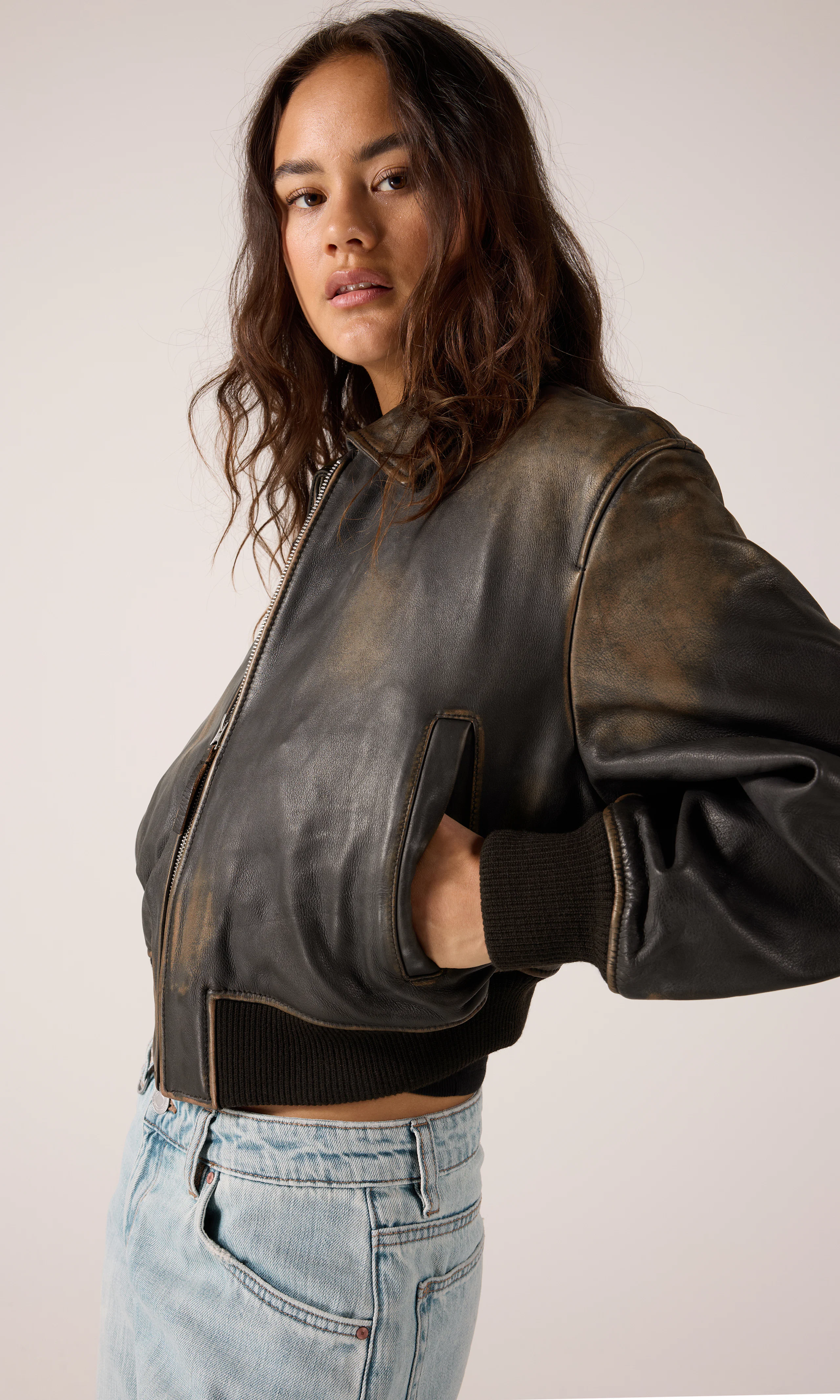 Billie Brun Skinnjacka. Front. Model.