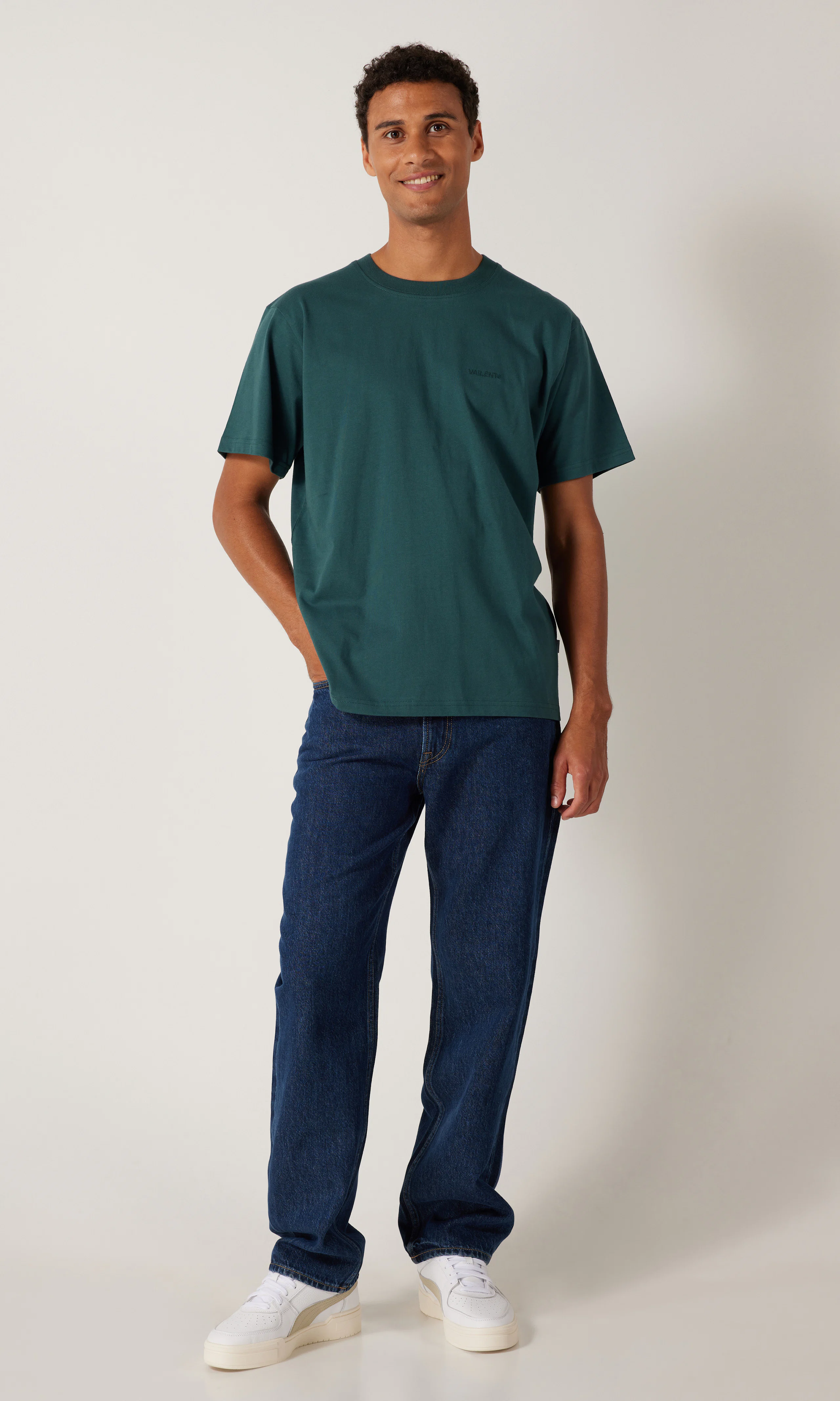 Logo Relaxed T-Paita. Front 1. Model.