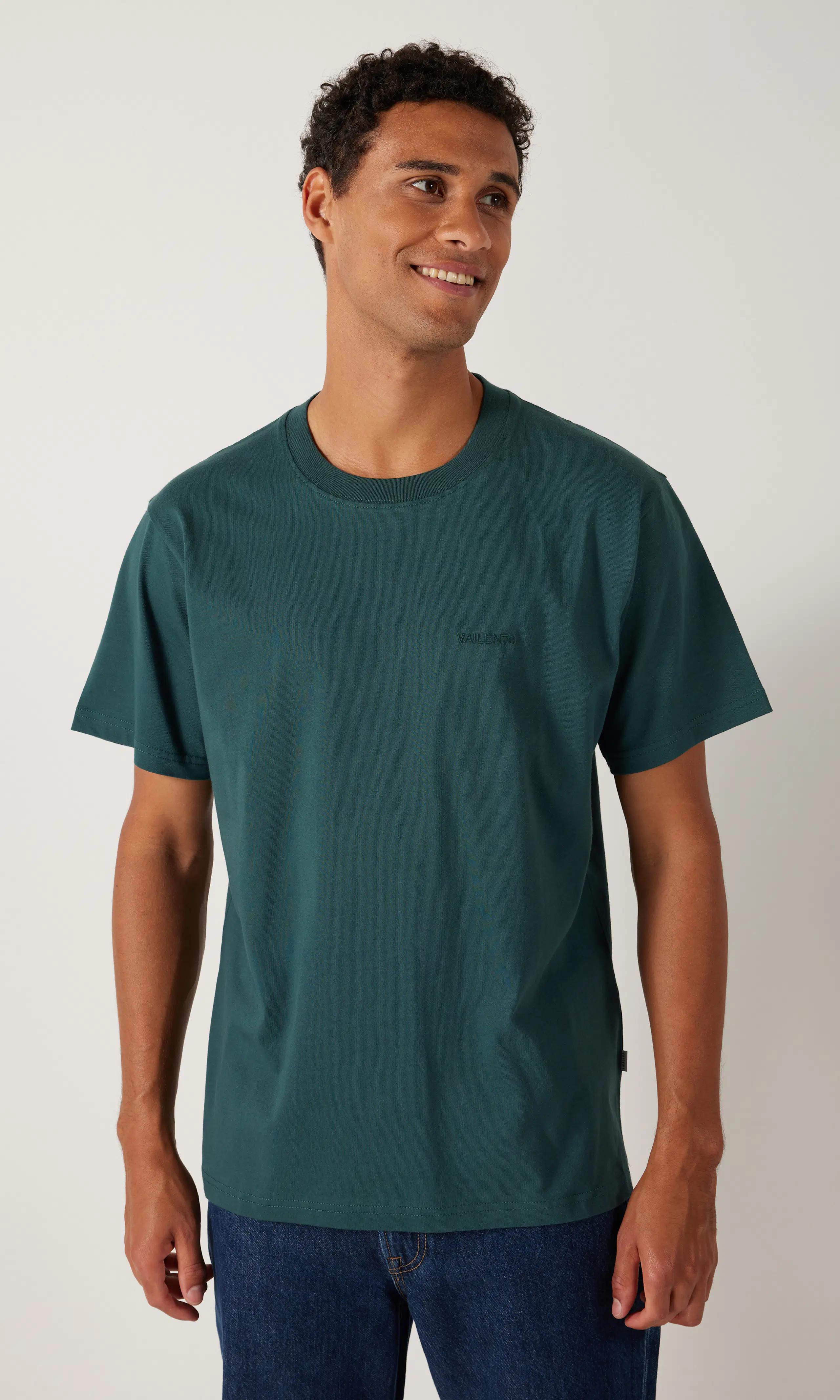 Logo Relaxed T-Paita. Front. Model.